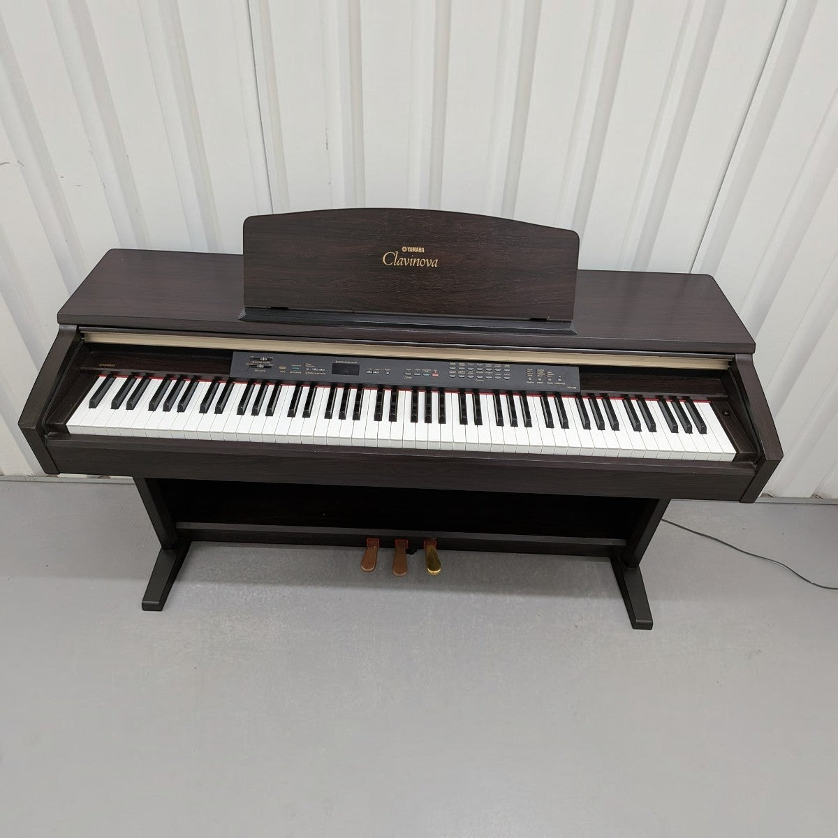 Đàn piano điện Yamaha YDP-223 màu nâu gỗ sang trọng tại TÂN NHẠC CỤ, thiết kế dáng tủ với 88 phím búa Graded Hammer