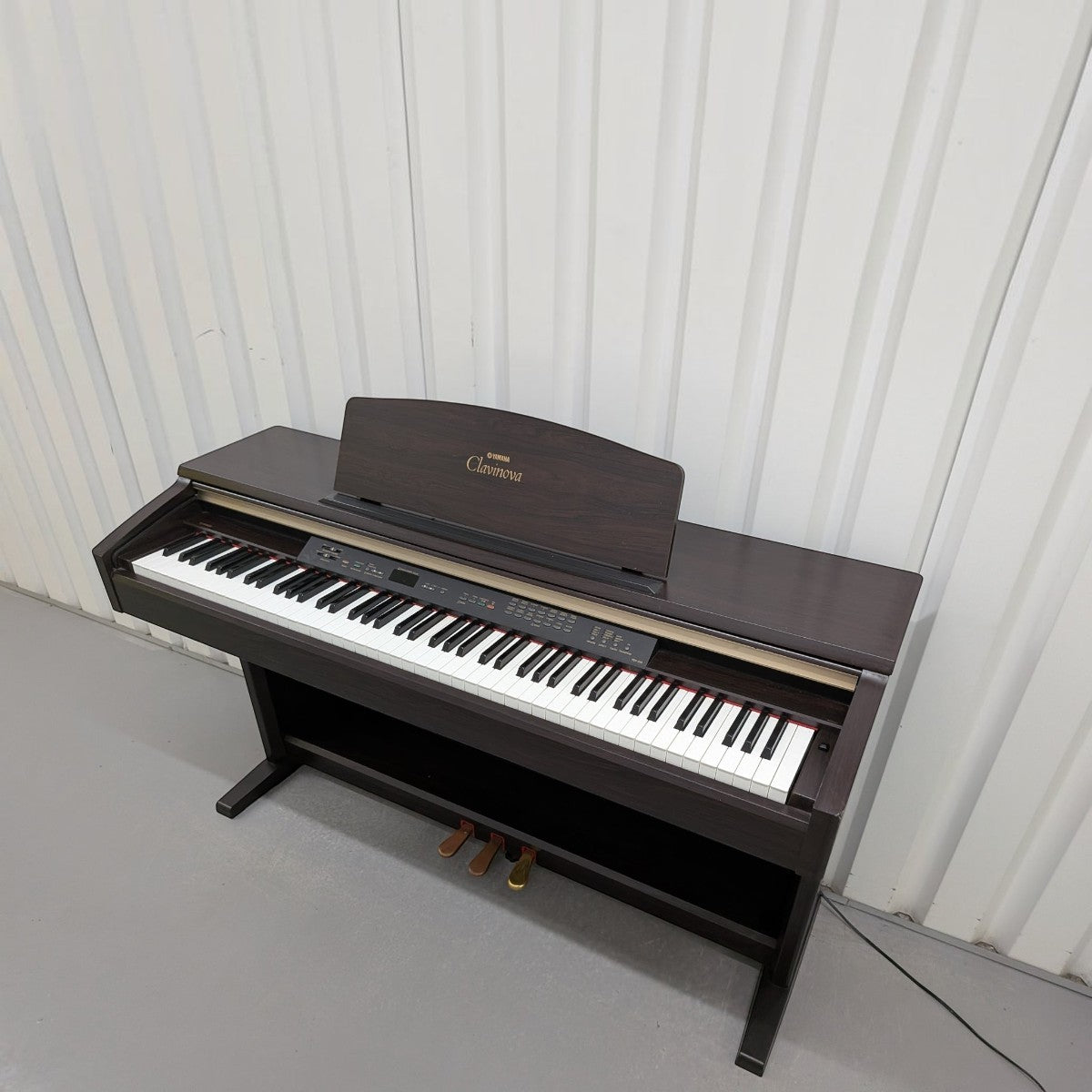 Đàn piano điện Yamaha YDP-223 màu nâu gỗ sang trọng tại TÂN NHẠC CỤ, thiết kế dáng tủ với 88 phím búa chắc chắn.