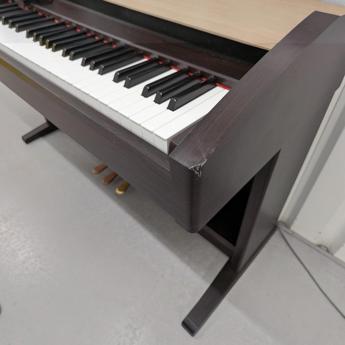 Đàn piano điện Yamaha YDP-223 màu nâu gỗ tại TÂN NHẠC CỤ, thiết kế dáng tủ với bàn phím 88 phím búa chắc chắn.