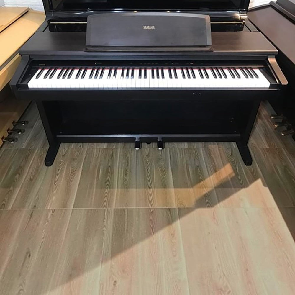 Đàn piano điện Yamaha YDP300 dáng tủ màu đen vân gỗ tại TÂN NHẠC CỤ, thiết kế 88 phím búa đàn GH sang trọng.
