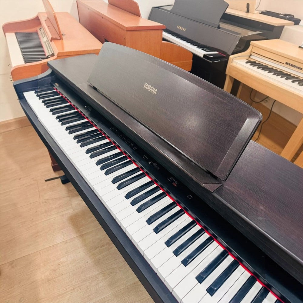 Đàn piano điện TÂN NHẠC CỤ Yamaha YDP300 màu đen vân gỗ, dáng tủ sang trọng với 88 phím búa đàn GH tại showroom.