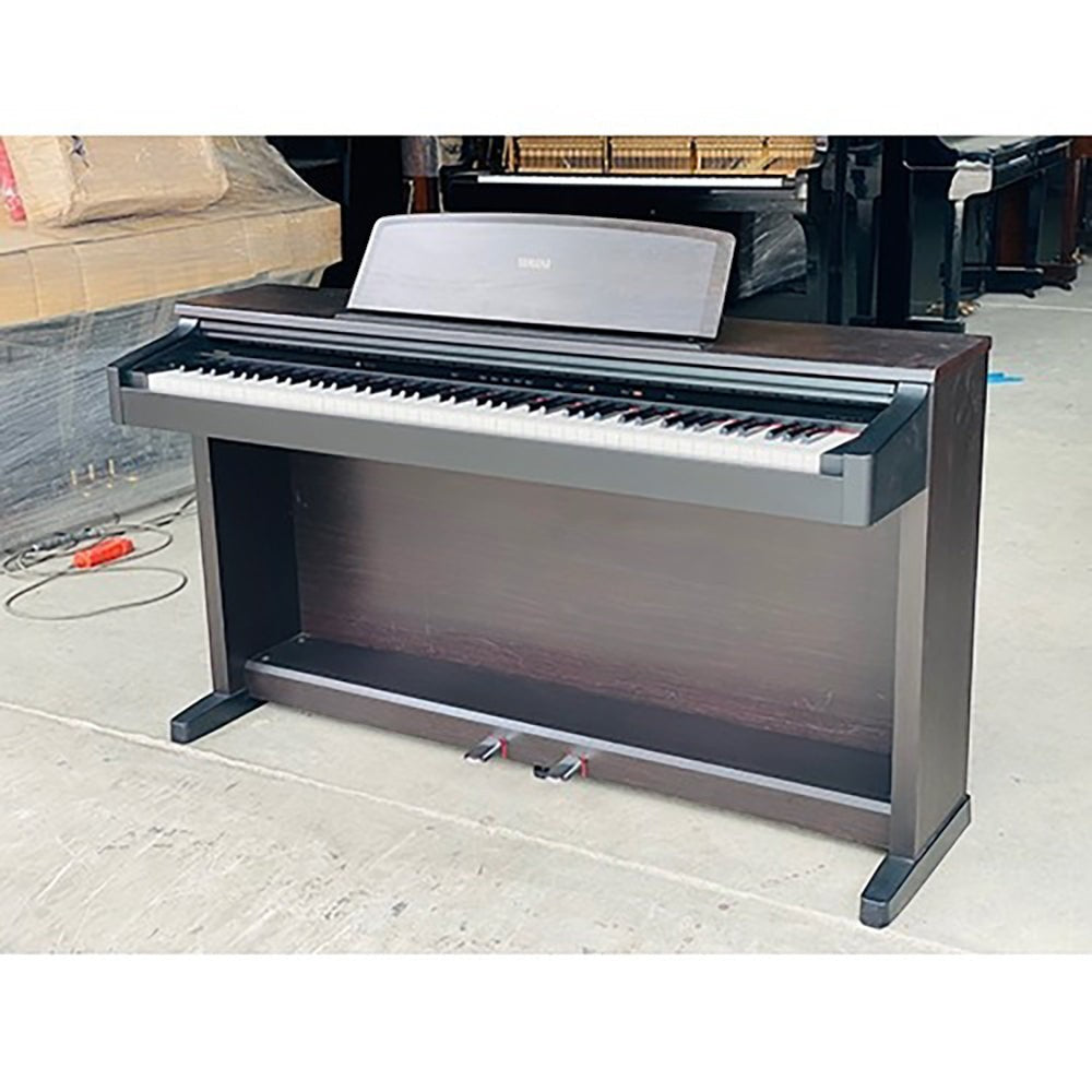 Đàn piano điện TÂN NHẠC CỤ Yamaha YDP300 cũ màu đen vân gỗ, dáng tủ sang trọng với 88 phím búa GH chân thực.