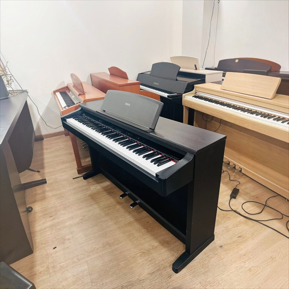 Đàn piano điện Yamaha YDP300 màu đen dáng tủ tại showroom TÂN NHẠC CỤ với bàn phím 88 phím búa GH