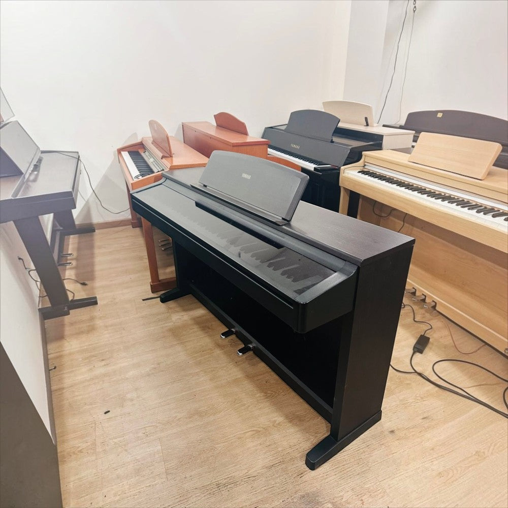 Đàn piano điện Yamaha YDP300 màu đen dáng tủ tại showroom TÂN NHẠC CỤ