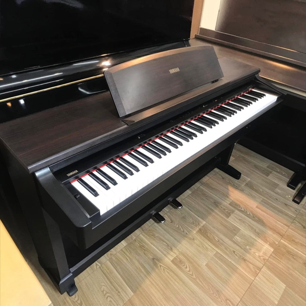 Đàn piano điện TÂN NHẠC CỤ Yamaha YDP300 cũ màu đen vân gỗ với thiết kế dáng tủ sang trọng và bàn phím 88 phím búa