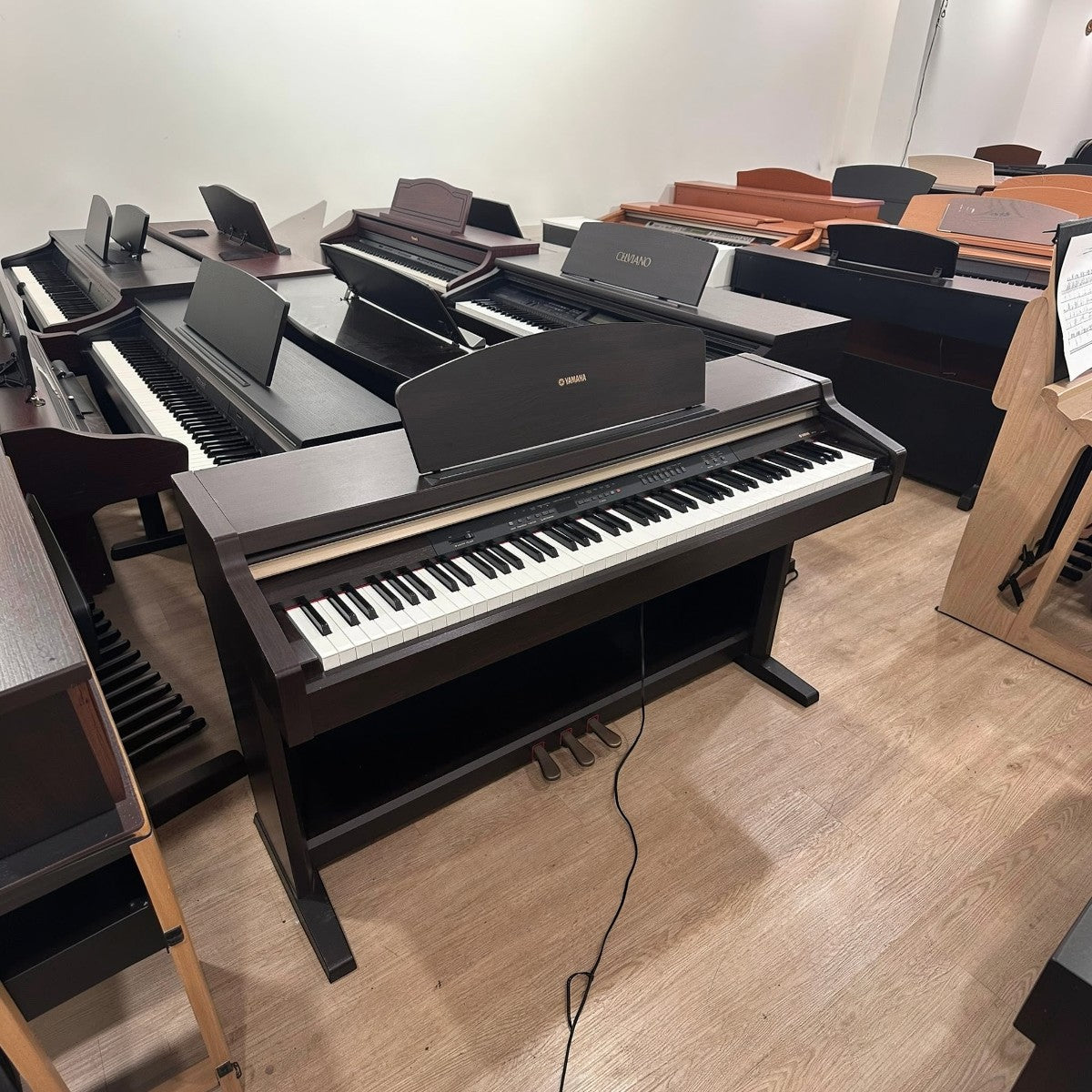Đàn piano điện Yamaha YDP321 dáng tủ màu nâu đen tại showroom TÂN NHẠC CỤ