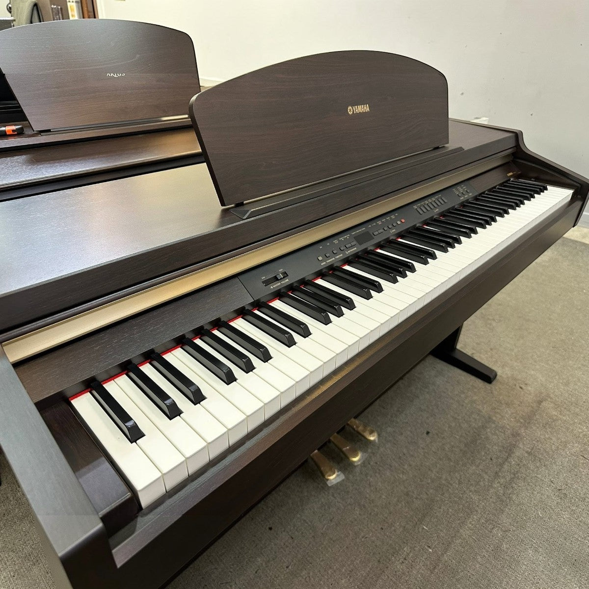 Đàn piano điện Yamaha YDP321 dáng tủ màu nâu gỗ sang trọng tại TÂN NHẠC CỤ với bàn phím 88 phím và 3 pedal