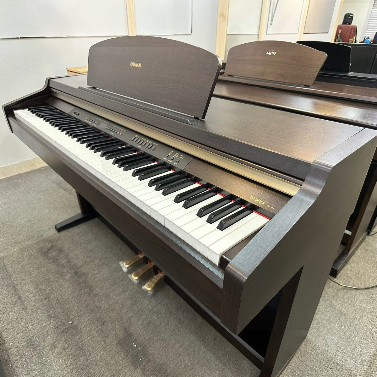 Đàn piano điện dáng tủ Yamaha YDP321 màu nâu gỗ thanh lịch tại TÂN NHẠC CỤ, thiết kế 88 phím búa và 3 pedal.