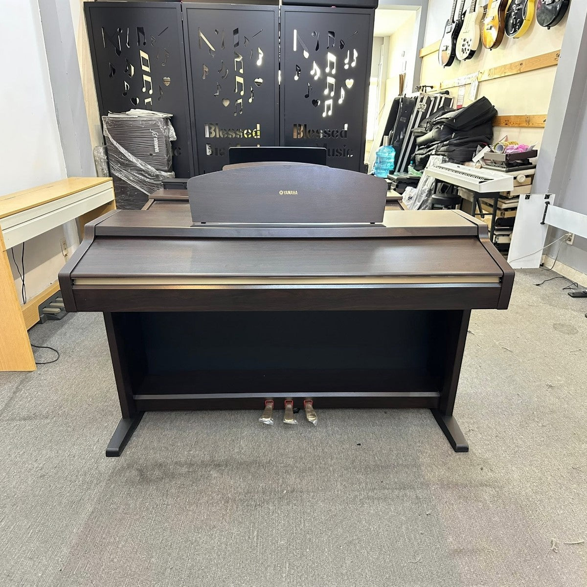 Đàn piano điện TÂN NHẠC CỤ Yamaha YDP321 dáng tủ màu nâu gỗ sang trọng với 3 pedal và nắp trượt bảo vệ phím