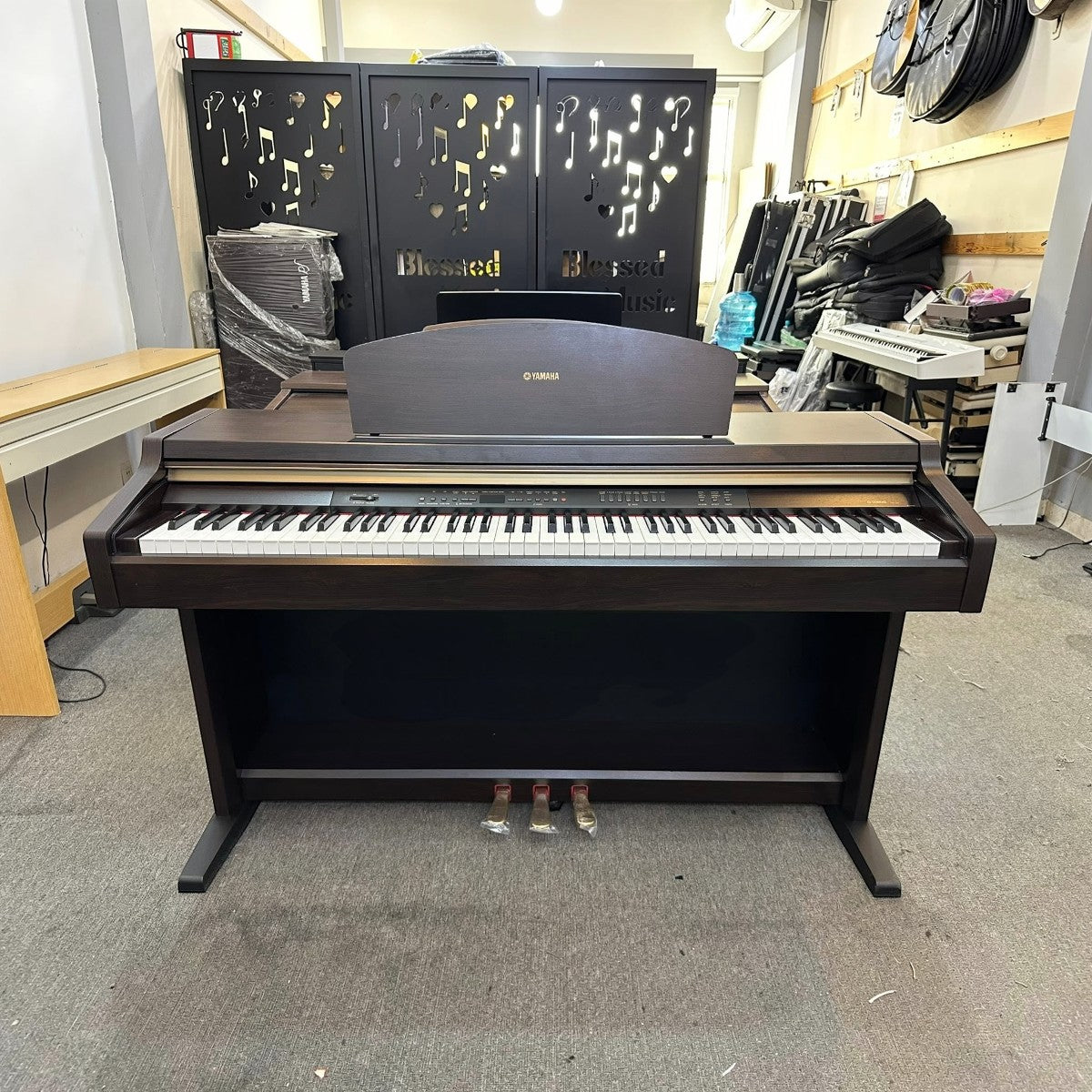 Đàn piano điện Yamaha YDP321 dáng tủ màu nâu gỗ sang trọng tại showroom TÂN NHẠC CỤ