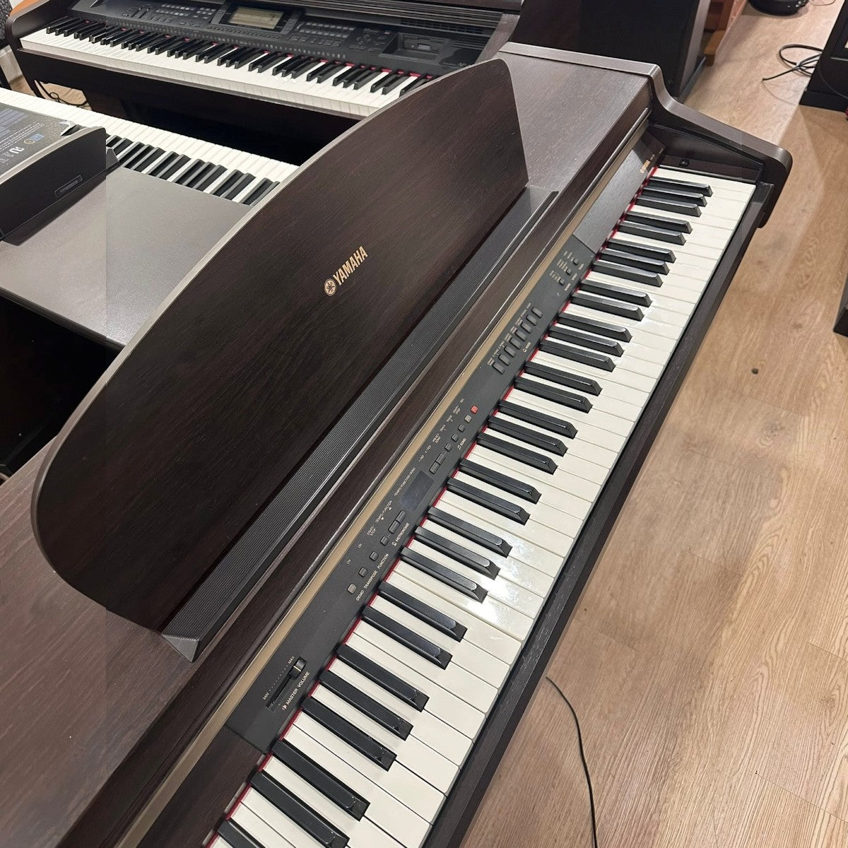 Đàn piano điện TÂN NHẠC CỤ Yamaha YDP321 dáng tủ màu nâu gỗ sang trọng với bàn phím búa 88 phím