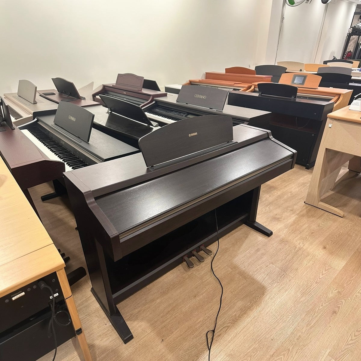 Đàn piano điện Yamaha YDP321 dáng tủ màu nâu đen tại showroom TÂN NHẠC CỤ