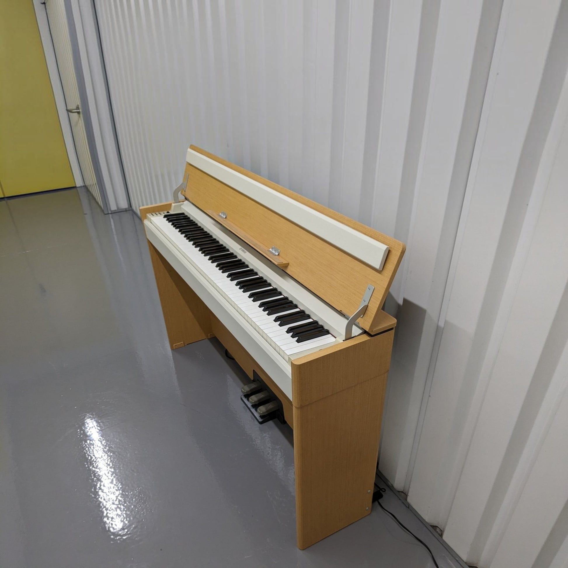 Đàn piano điện Yamaha YDPS30 màu gỗ sáng tại TÂN NHẠC CỤ, thiết kế dáng mỏng thanh lịch với nắp đậy phím gập tiện dụng.