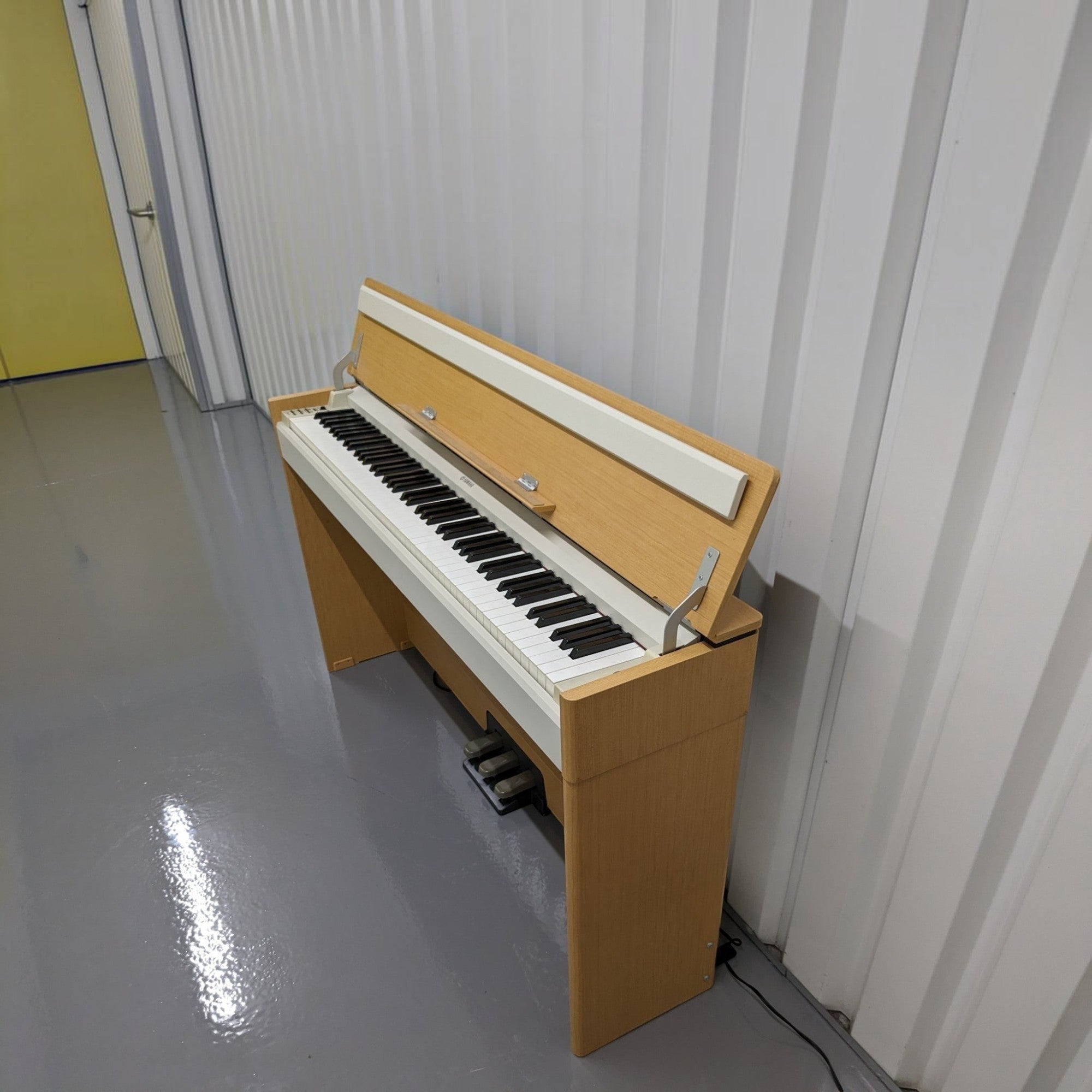Đàn piano điện Yamaha YDPS30 màu gỗ sáng tại TÂN NHẠC CỤ, thiết kế dáng mỏng thanh lịch với nắp đậy phím gập tiện dụng.