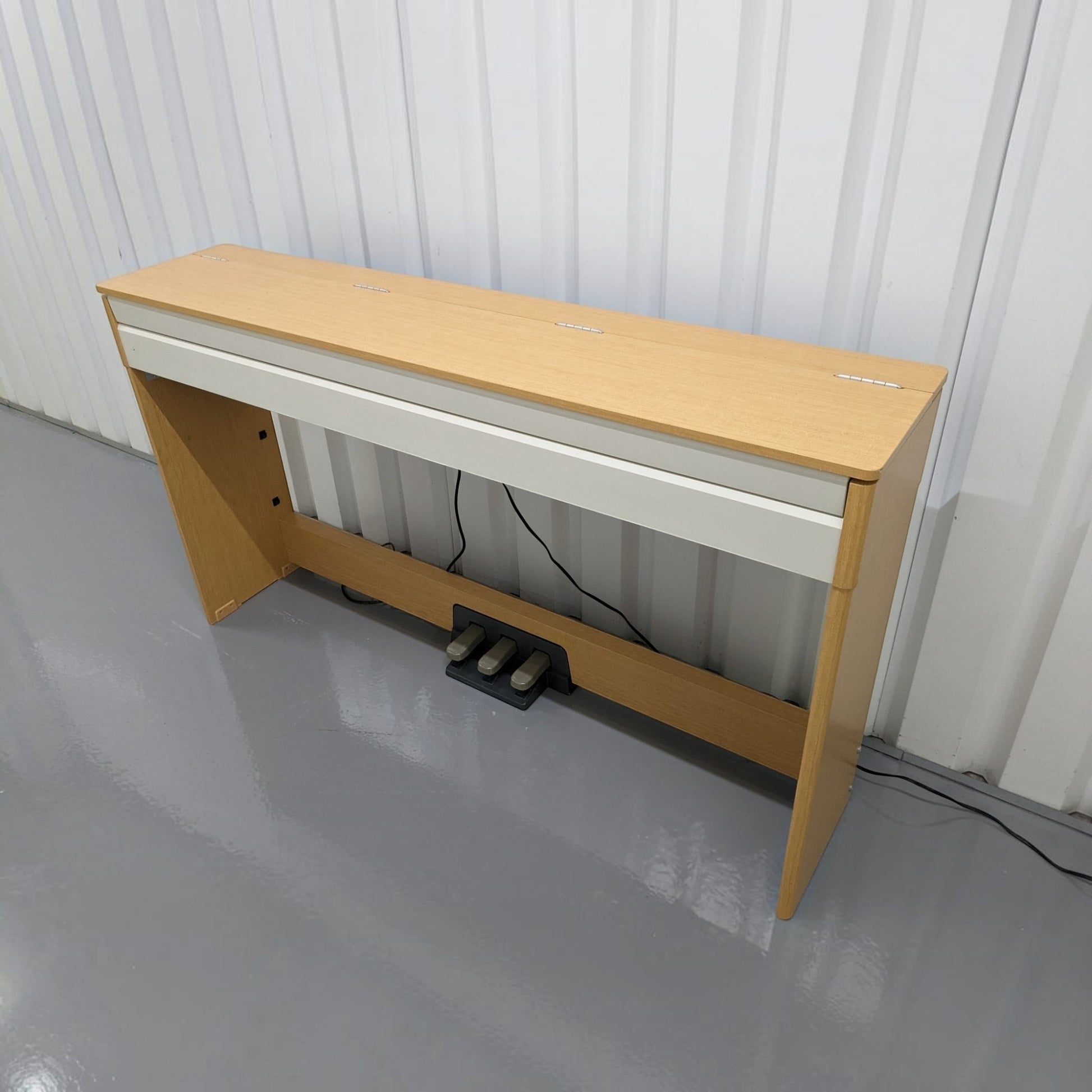 Đàn piano điện Yamaha YDPS30 dáng mỏng màu gỗ sáng tại TÂN NHẠC CỤ với thiết kế nắp đậy phẳng tiện dụng
