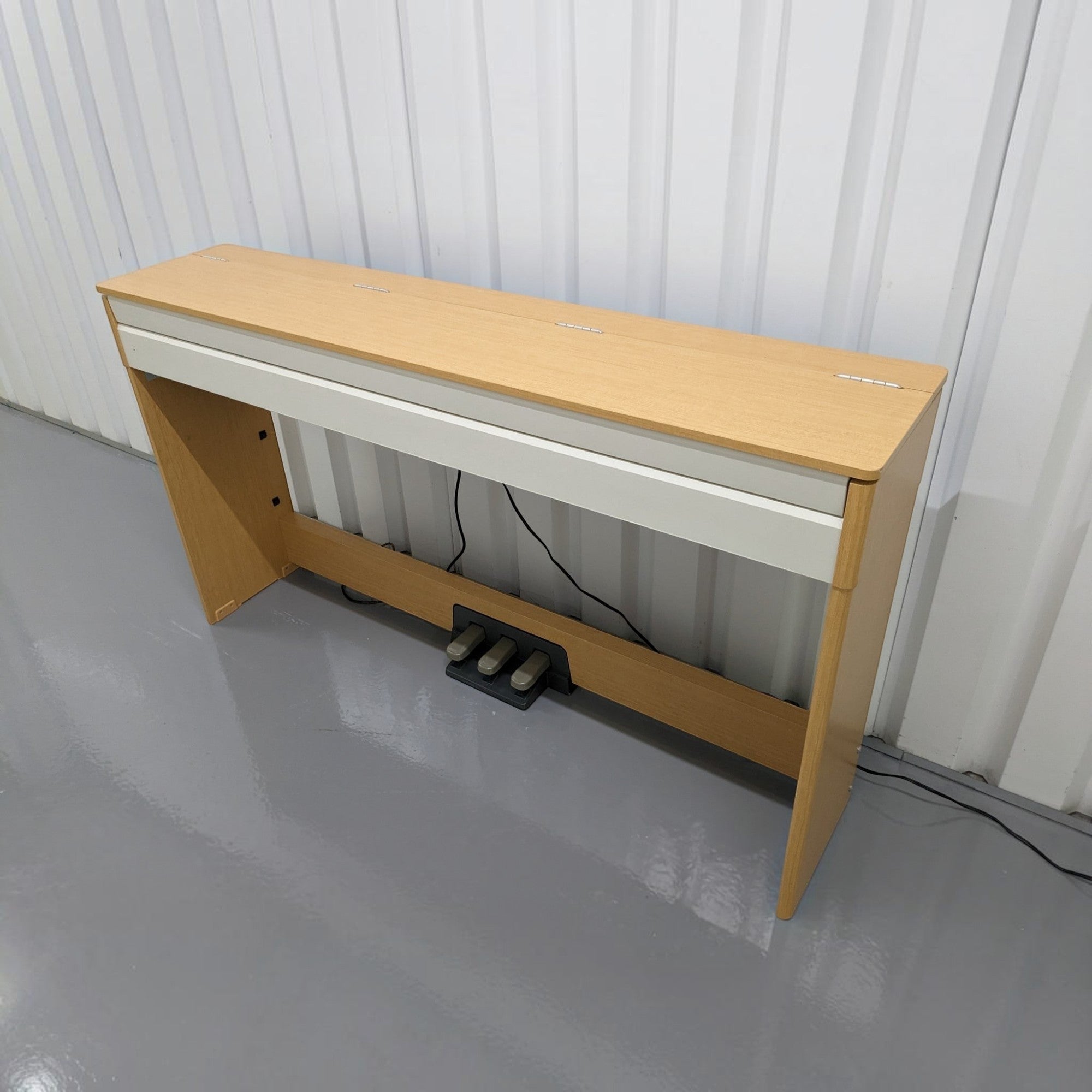 Đàn piano điện Yamaha YDPS30 dáng mỏng màu gỗ sáng tại TÂN NHẠC CỤ với thiết kế nắp đậy phẳng tiện dụng