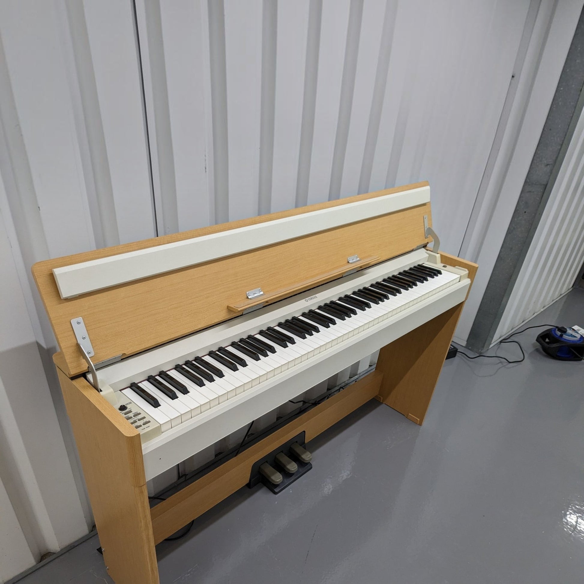 Đàn piano điện Yamaha YDPS30 dáng mỏng màu gỗ sáng tại TÂN NHẠC CỤ với nắp đậy phím gập tiện lợi