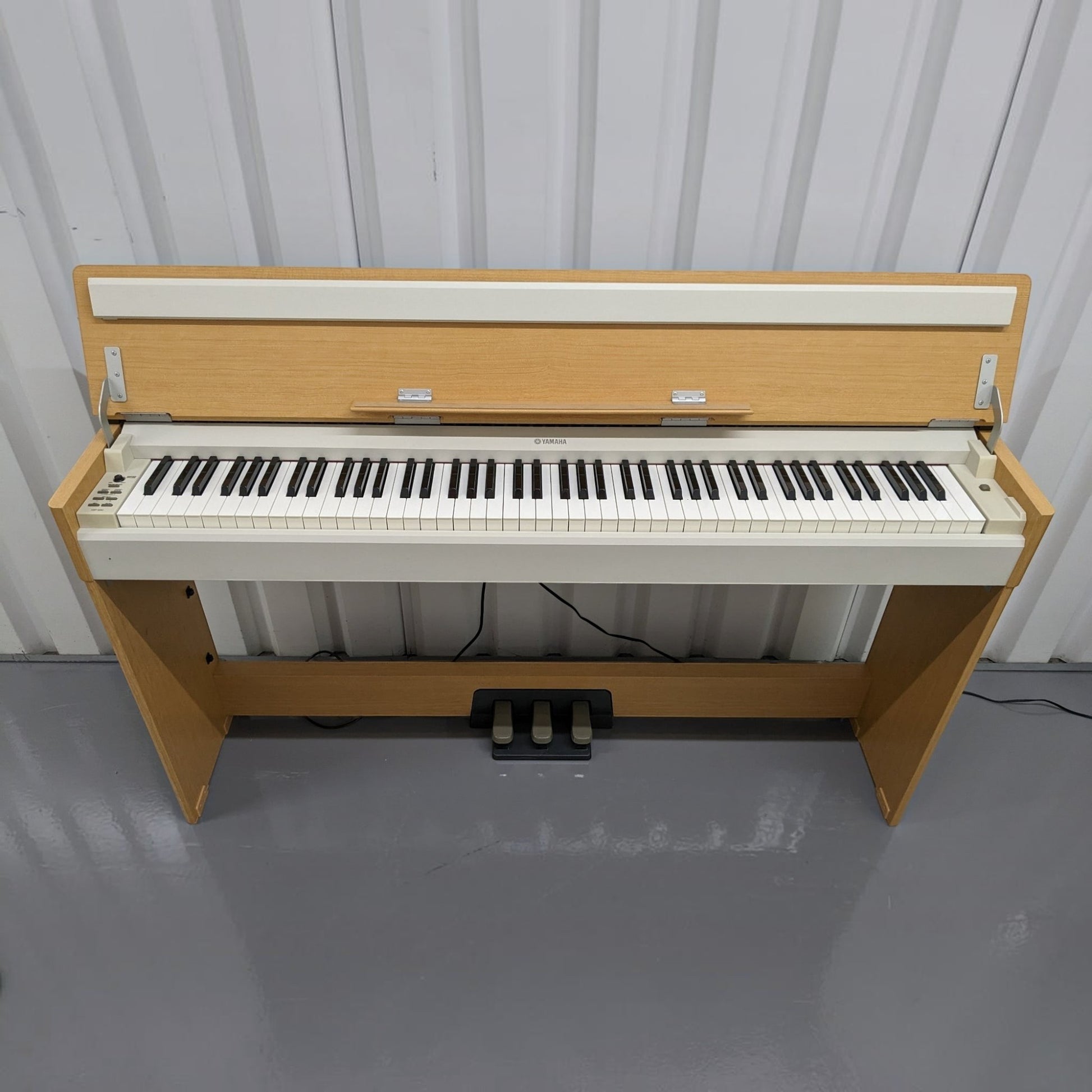 Đàn piano điện Yamaha YDPS30 màu gỗ sáng tại TÂN NHẠC CỤ, thiết kế dáng mỏng với nắp đậy phím tiện dụng