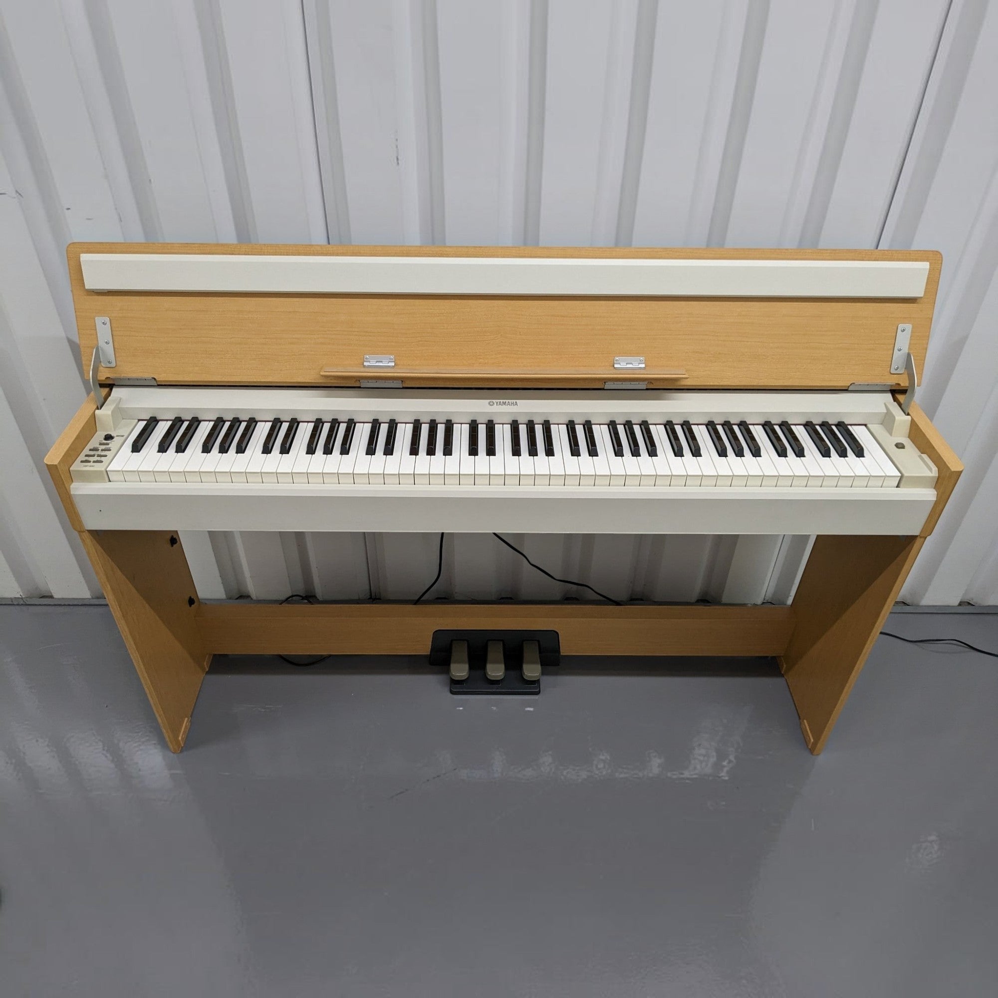 Đàn piano điện Yamaha YDPS30 màu gỗ sáng tại TÂN NHẠC CỤ, thiết kế dáng mỏng với nắp đậy phím tiện dụng