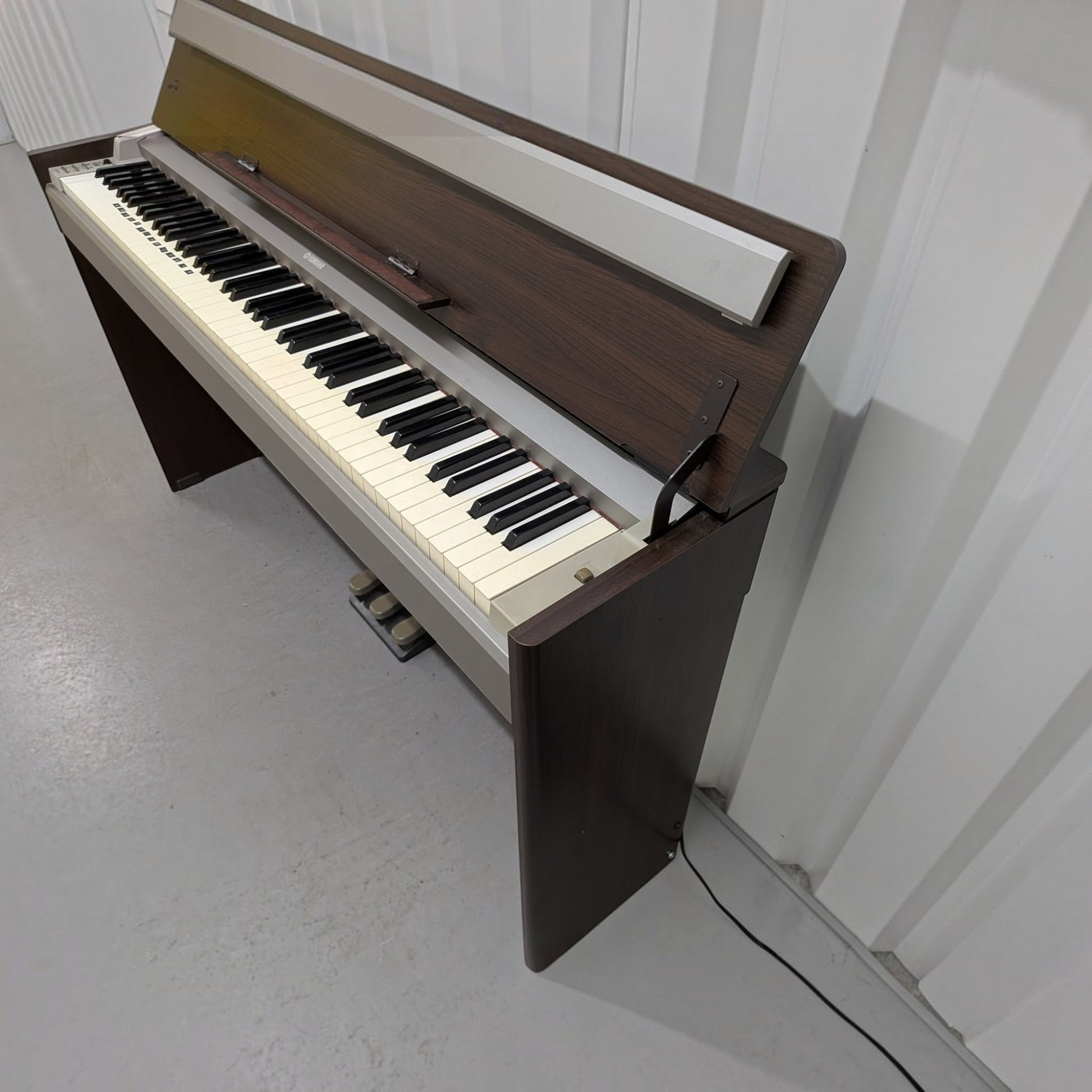 Đàn piano điện Yamaha YDPS30 màu gỗ tối tại TÂN NHẠC CỤ với thiết kế dáng mỏng thanh lịch và nắp đậy phím tiện dụng.