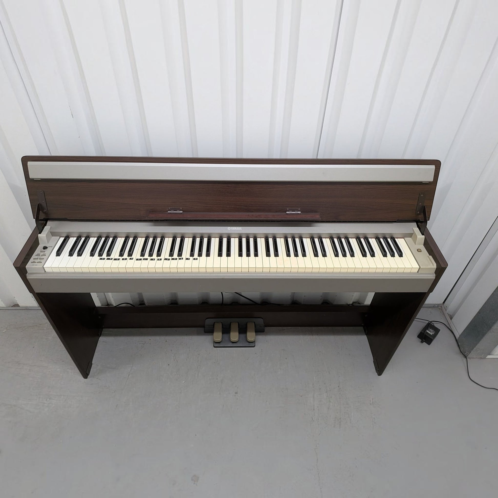 Đàn piano điện TÂN NHẠC CỤ Yamaha YDPS30 màu gỗ tối với thiết kế dáng mỏng, nắp đậy phím gập phẳng tiện lợi.