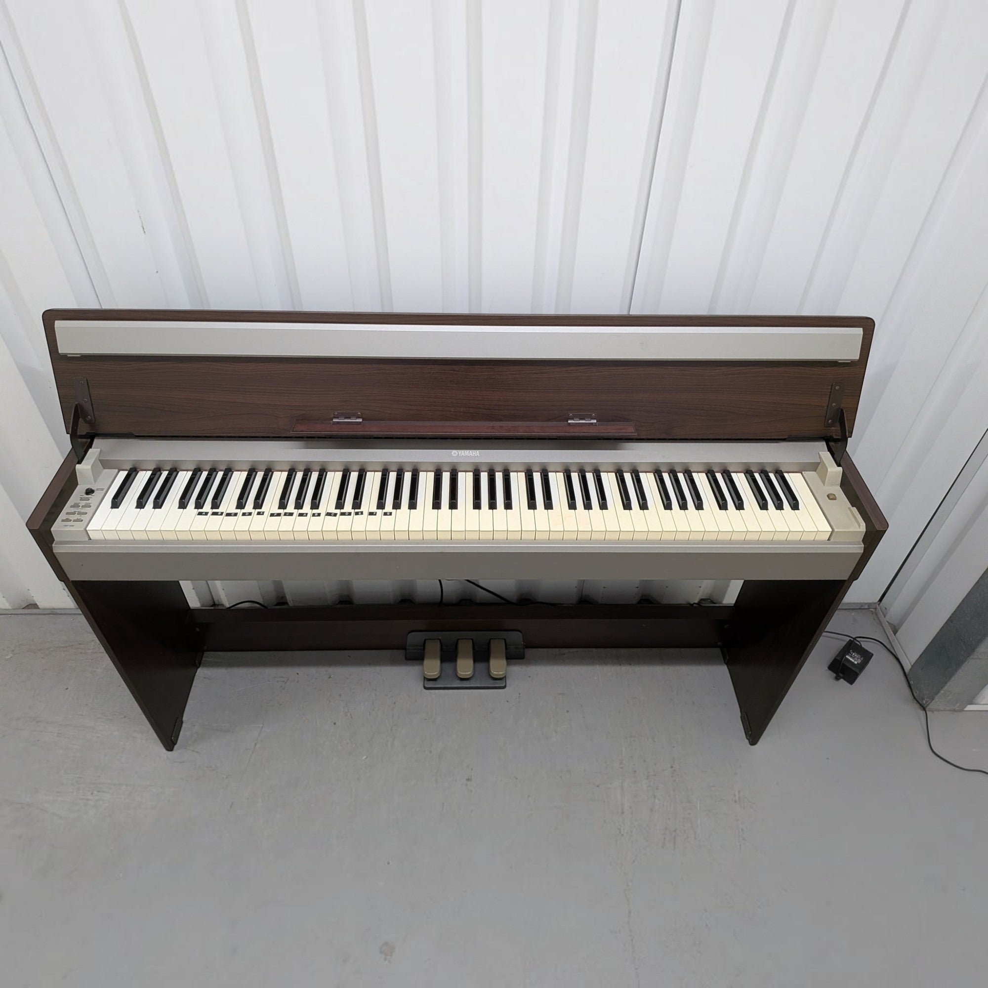 Đàn piano điện TÂN NHẠC CỤ Yamaha YDPS30 màu gỗ tối với thiết kế dáng mỏng, nắp đậy phím gập phẳng tiện lợi.