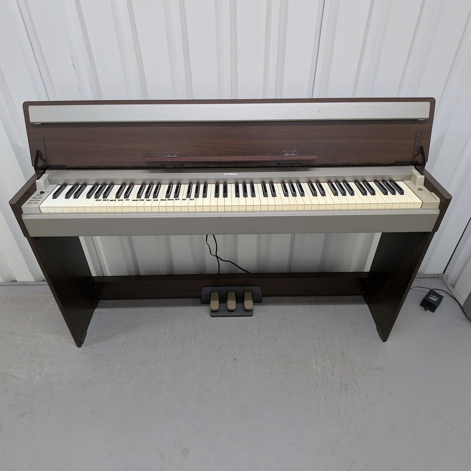 Đàn piano điện Yamaha YDPS30 màu gỗ tối tại TÂN NHẠC CỤ, thiết kế dáng mỏng với nắp đậy phím tiện dụng