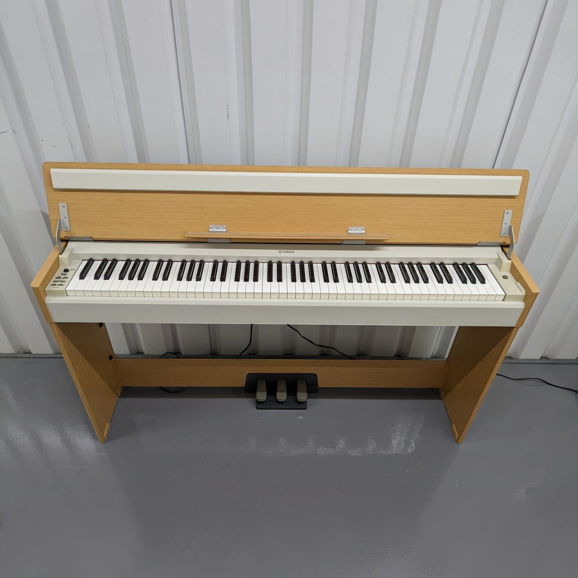 Đàn piano điện Yamaha YDPS30 dáng mỏng màu gỗ sáng tại TÂN NHẠC CỤ, thiết kế nắp gập tiện lợi cho không gian nhỏ.