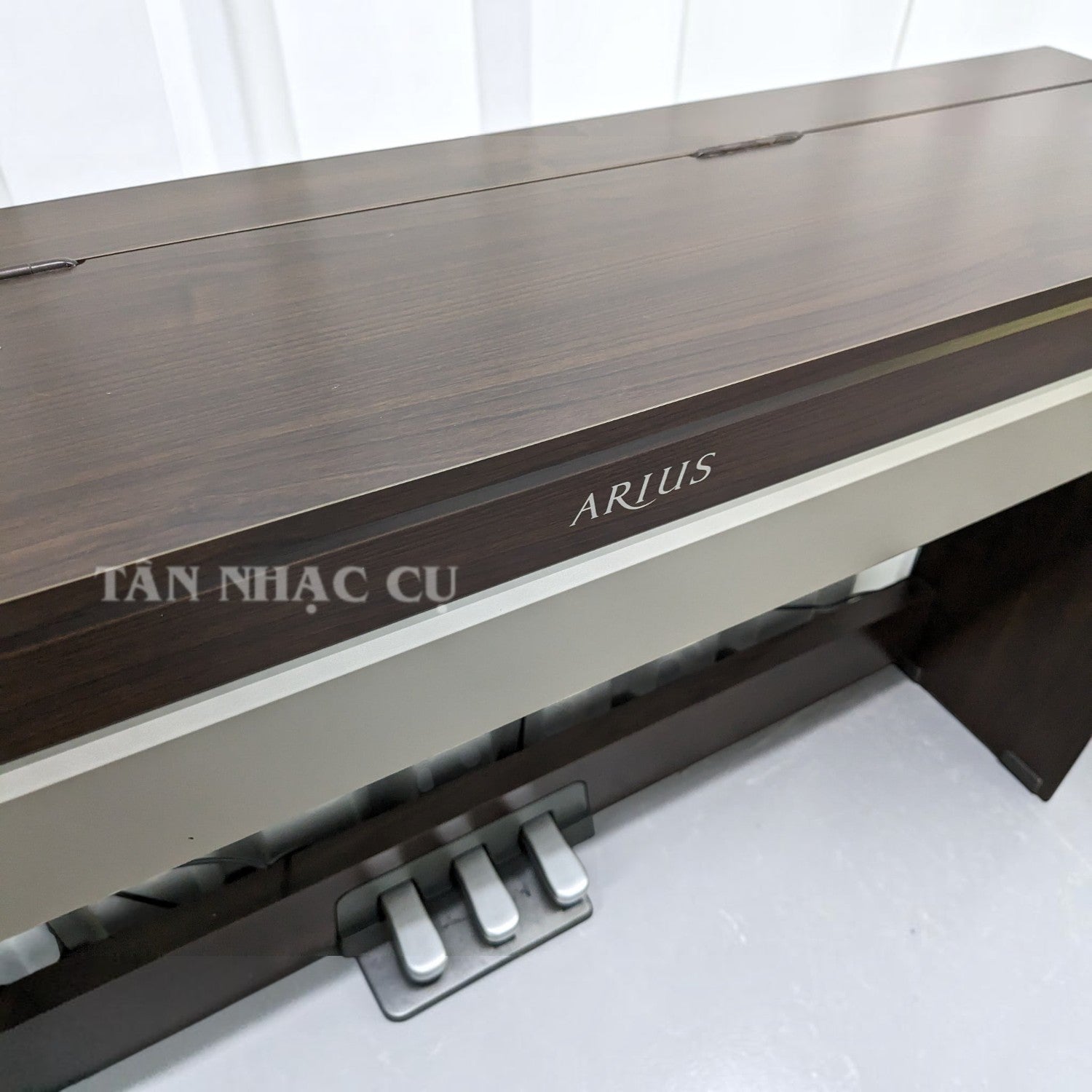 Đàn piano điện Yamaha YDPS31 dòng Arius dáng mỏng màu gỗ tối tại Tân Nhạc Cụ với nắp đậy phẳng và bộ ba pedal