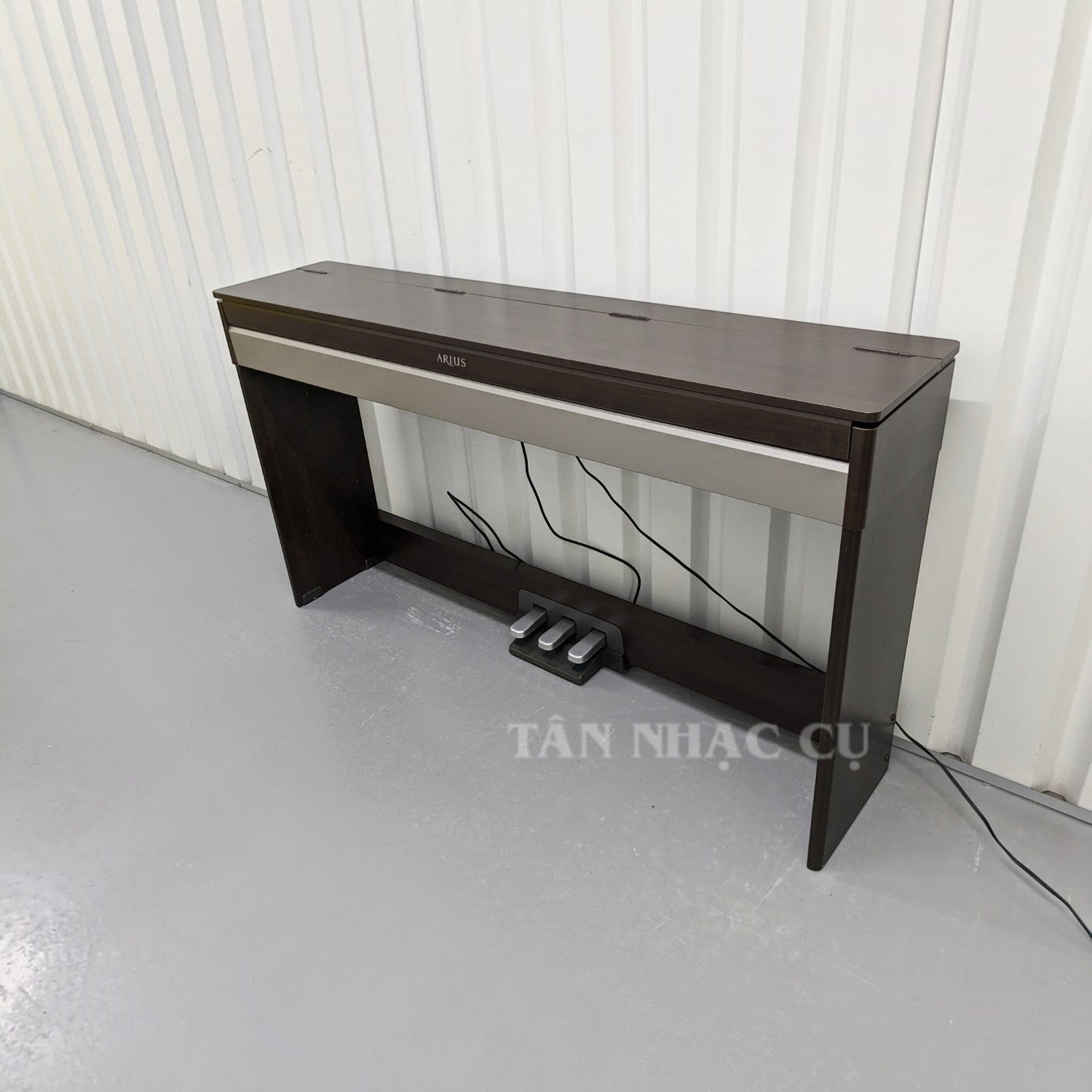 Đàn piano điện Yamaha YDPS31 dáng mỏng màu nâu gỗ sang trọng tại TÂN NHẠC CỤ với nắp đậy phẳng tiện lợi