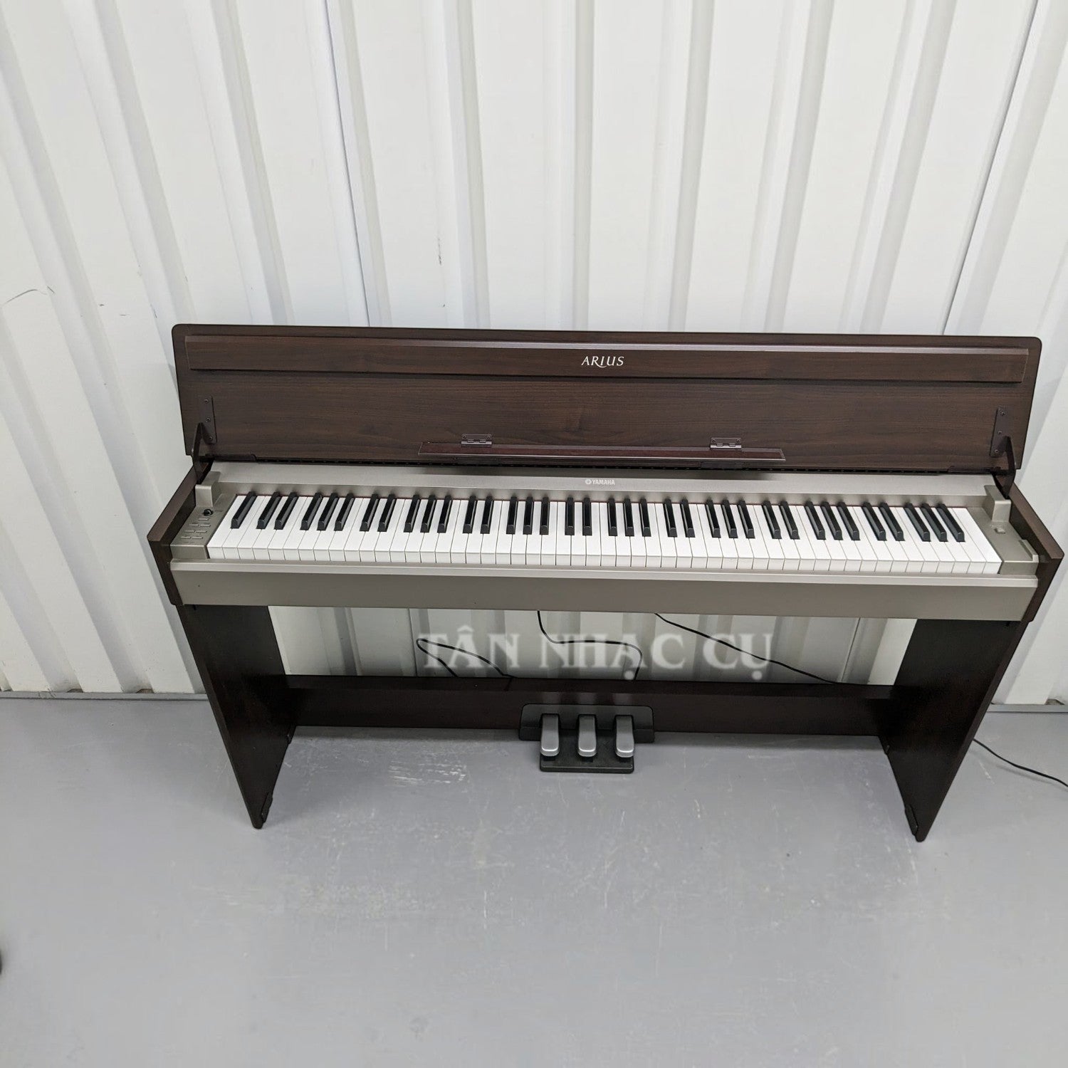 Đàn piano điện Yamaha YDPS31 dòng Arius dáng mỏng màu gỗ tối tại TÂN NHẠC CỤ với nắp đậy phím tiện dụng