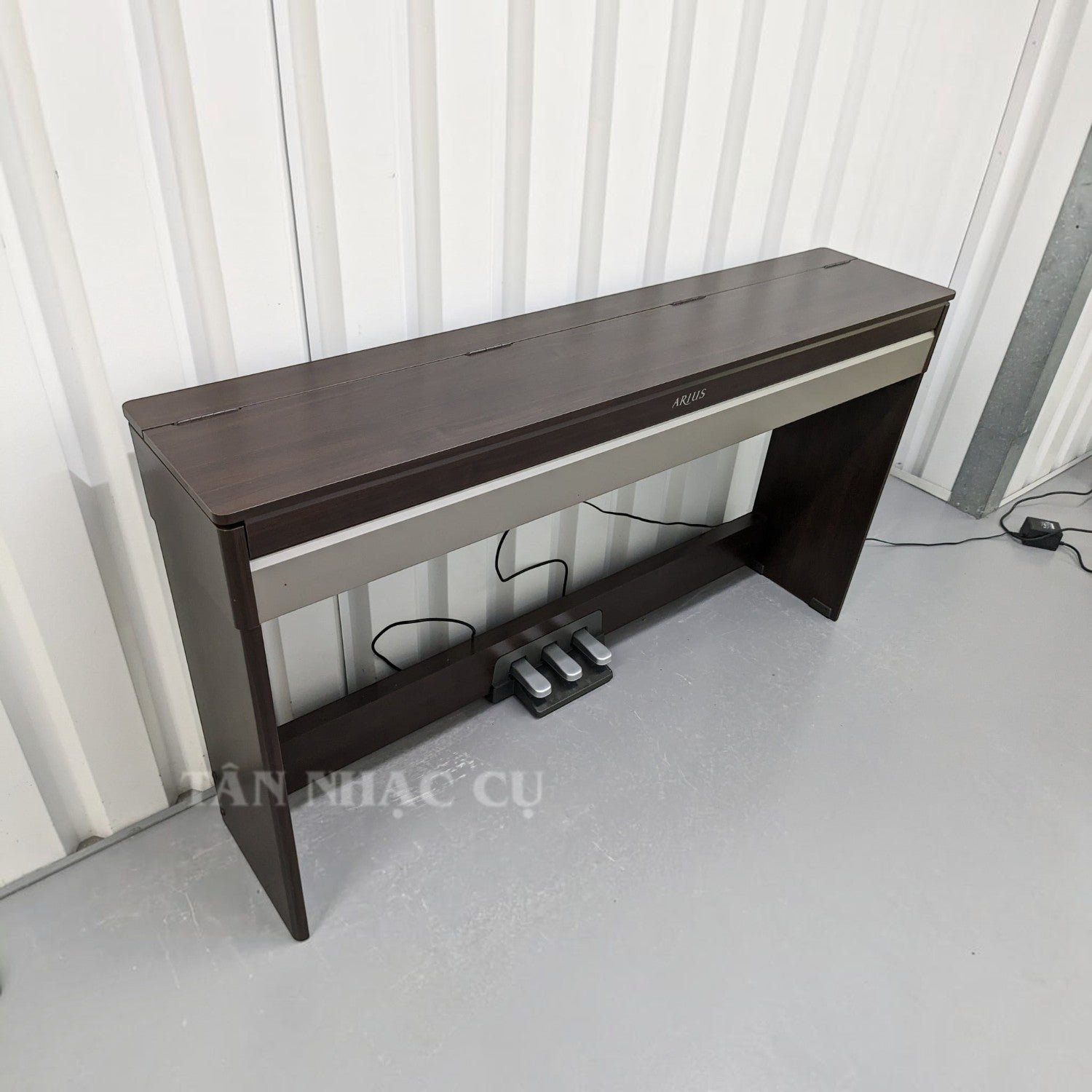 Đàn piano điện Yamaha YDPS31 dáng mỏng màu nâu gỗ sang trọng tại TÂN NHẠC CỤ với thiết kế nắp đậy phẳng tinh tế.