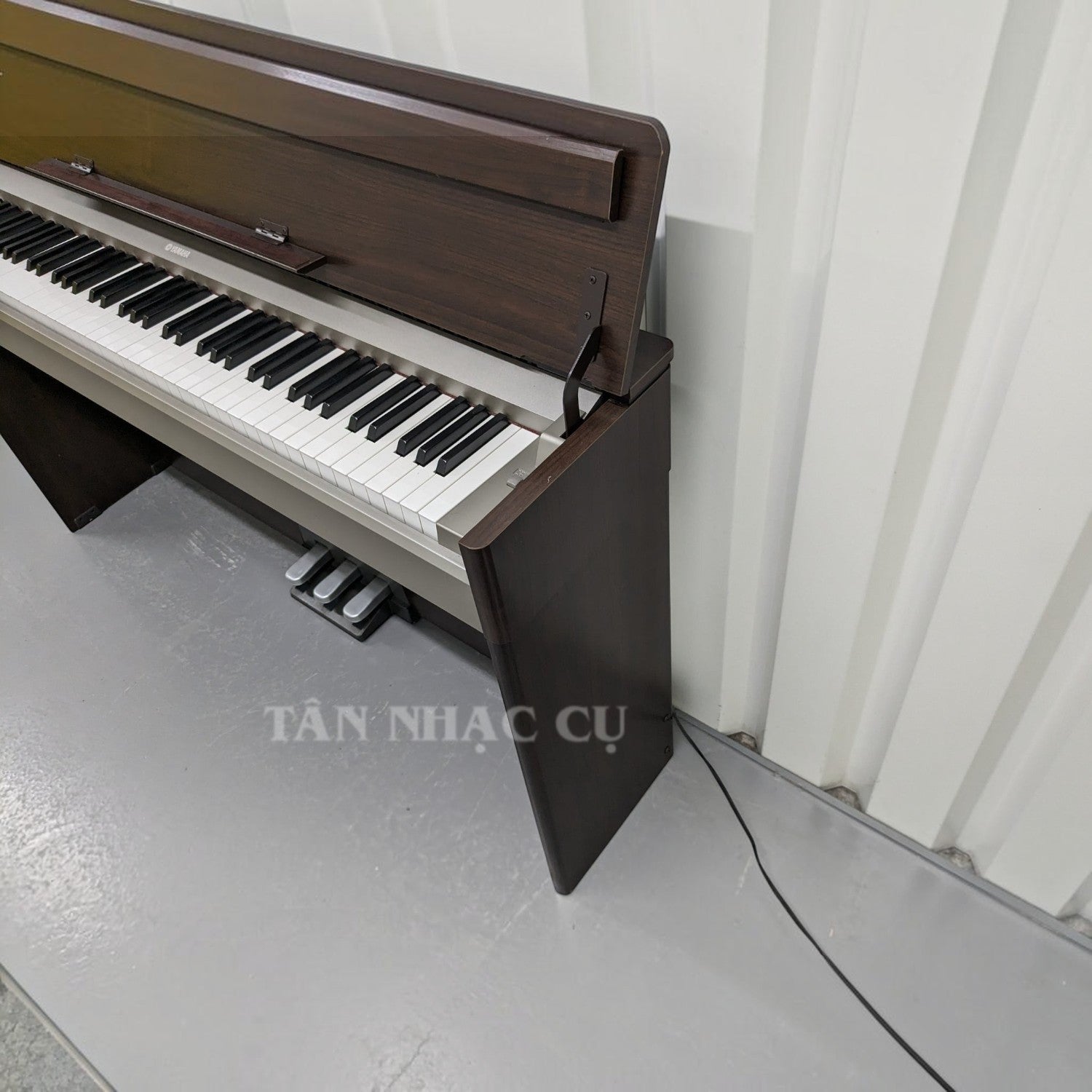 Đàn piano điện Yamaha YDPS31 dáng mỏng màu gỗ tối tại TÂN NHẠC CỤ với nắp đậy phím gập tiện lợi
