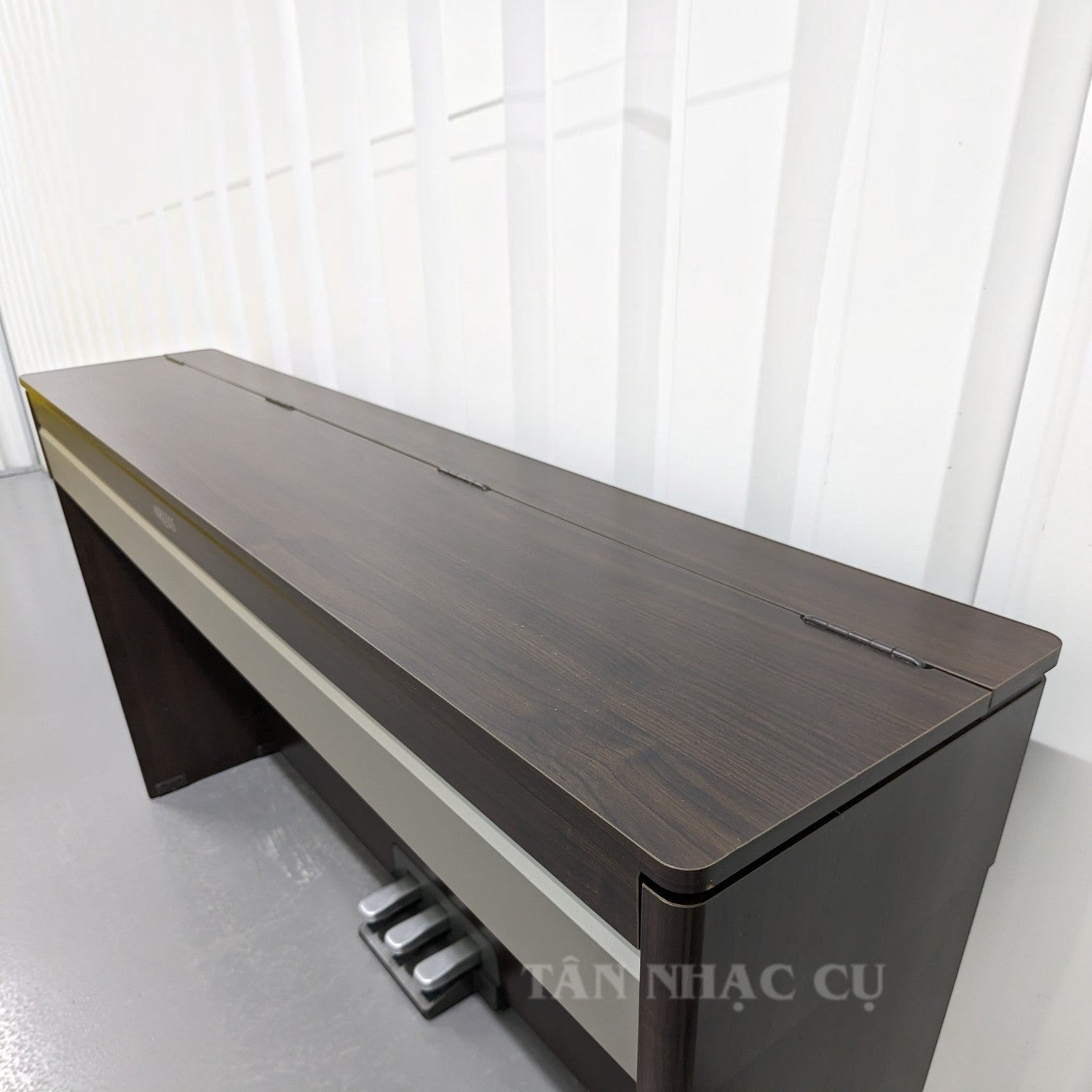 Đàn piano điện Yamaha YDPS31 dáng mỏng màu gỗ tối sang trọng tại TÂN NHẠC CỤ với nắp đậy phẳng tinh tế