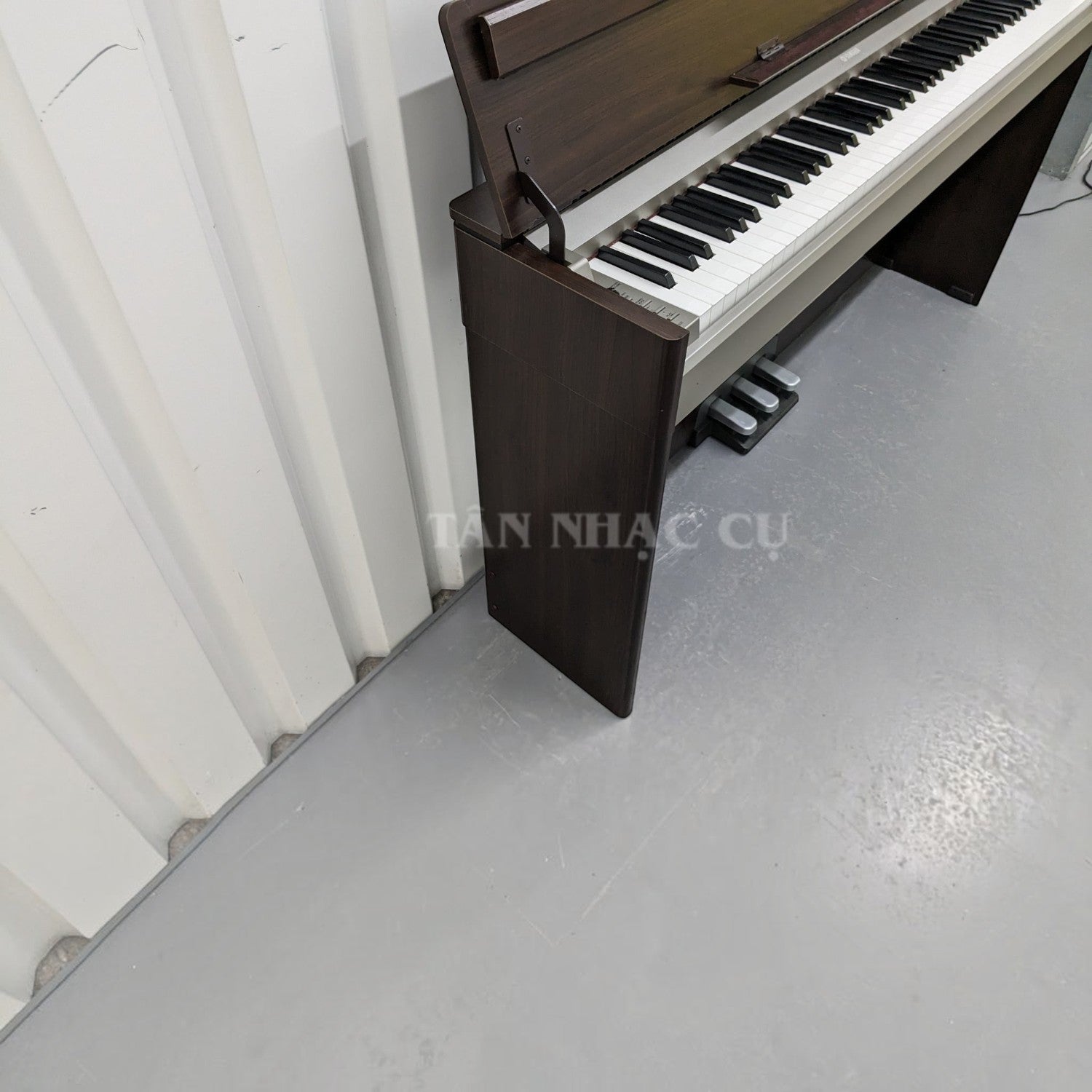 Đàn piano điện Yamaha YDPS31 dáng mỏng màu gỗ tối tại cửa hàng TÂN NHẠC CỤ, thiết kế nhỏ gọn với nắp đậy phím