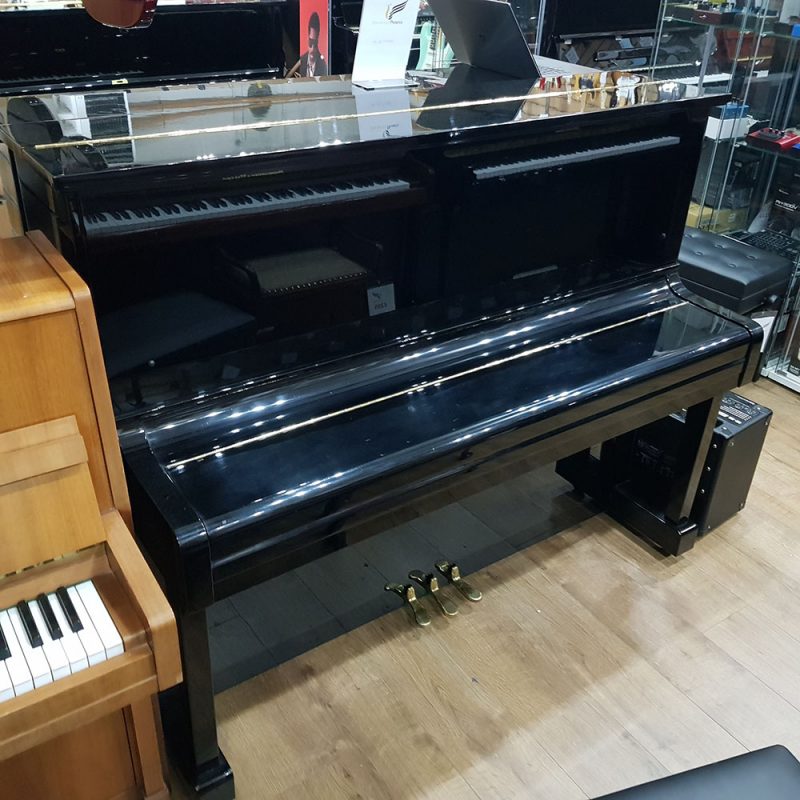Đàn piano cơ upright TÂN NHẠC CỤ Kawai BL12 màu đen bóng sang trọng, thiết kế nhỏ gọn với 3 pedal vàng sáng bóng.