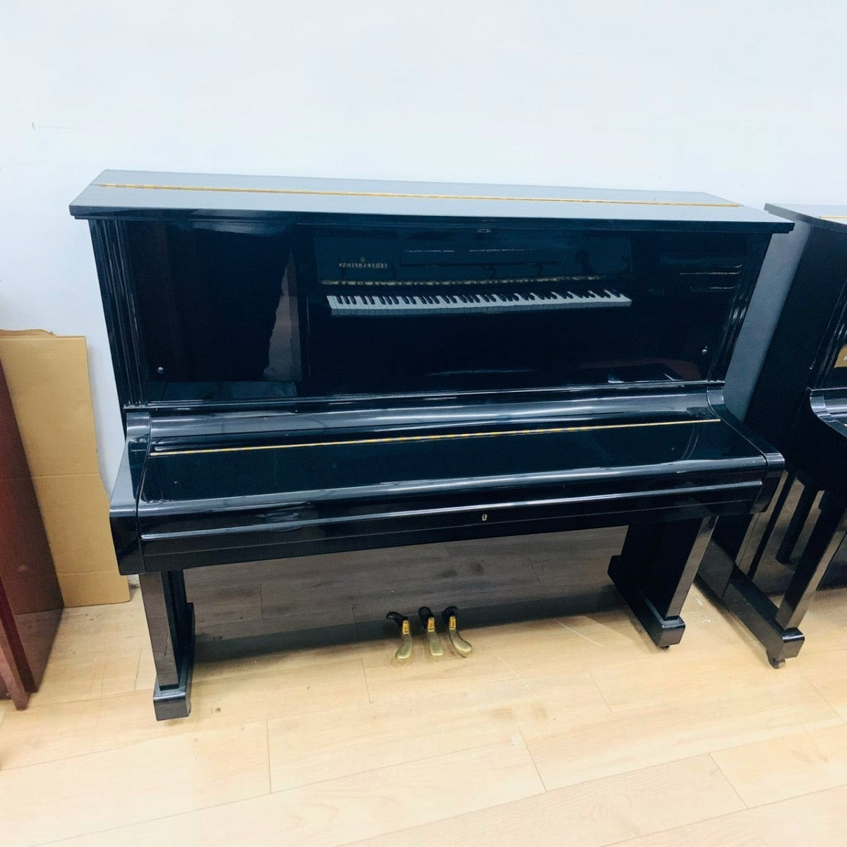 Đàn piano cơ upright Kawai BL51 màu đen bóng sang trọng tại Tân Nhạc Cụ với thiết kế cổ điển và tinh tế