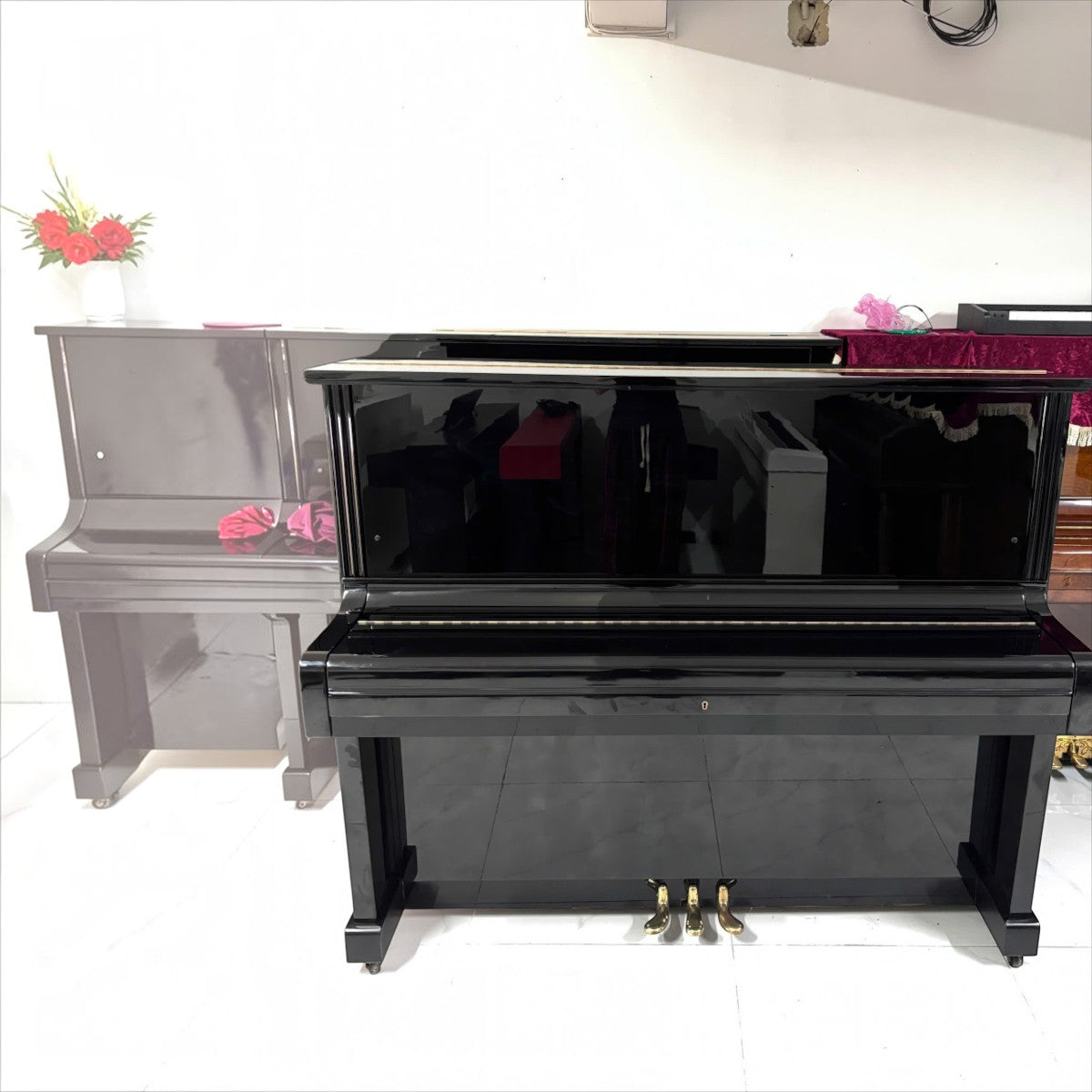 Đàn piano cơ upright Kawai BL51 màu đen bóng sang trọng tại TÂN NHẠC CỤ với thiết kế cổ điển và bề mặt sáng bóng