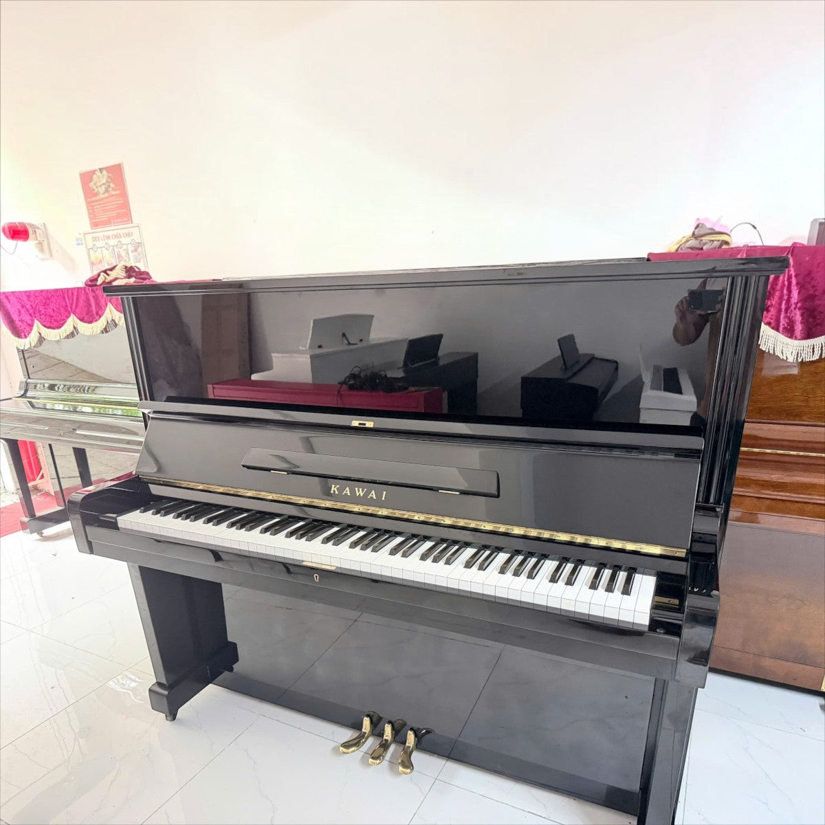 Đàn piano cơ upright Kawai BL51 màu đen bóng sang trọng tại Tân Nhạc Cụ với thiết kế cổ điển và tinh tế
