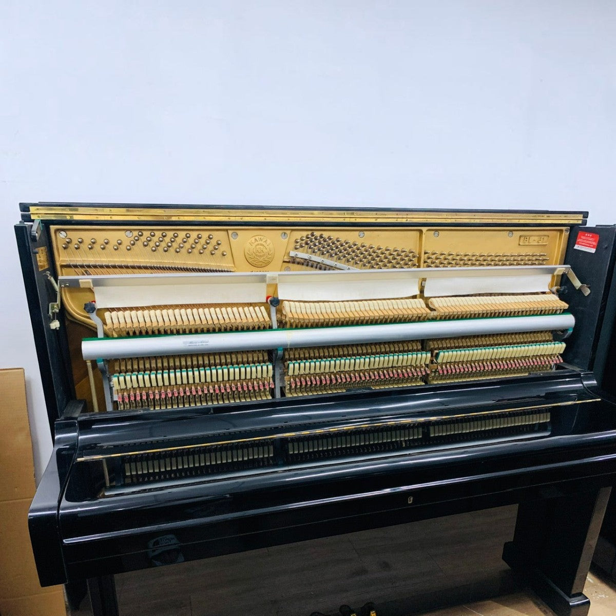 Đàn piano cơ upright Kawai BL51 màu đen bóng tại Tân Nhạc Cụ với bộ máy bên trong lộ rõ