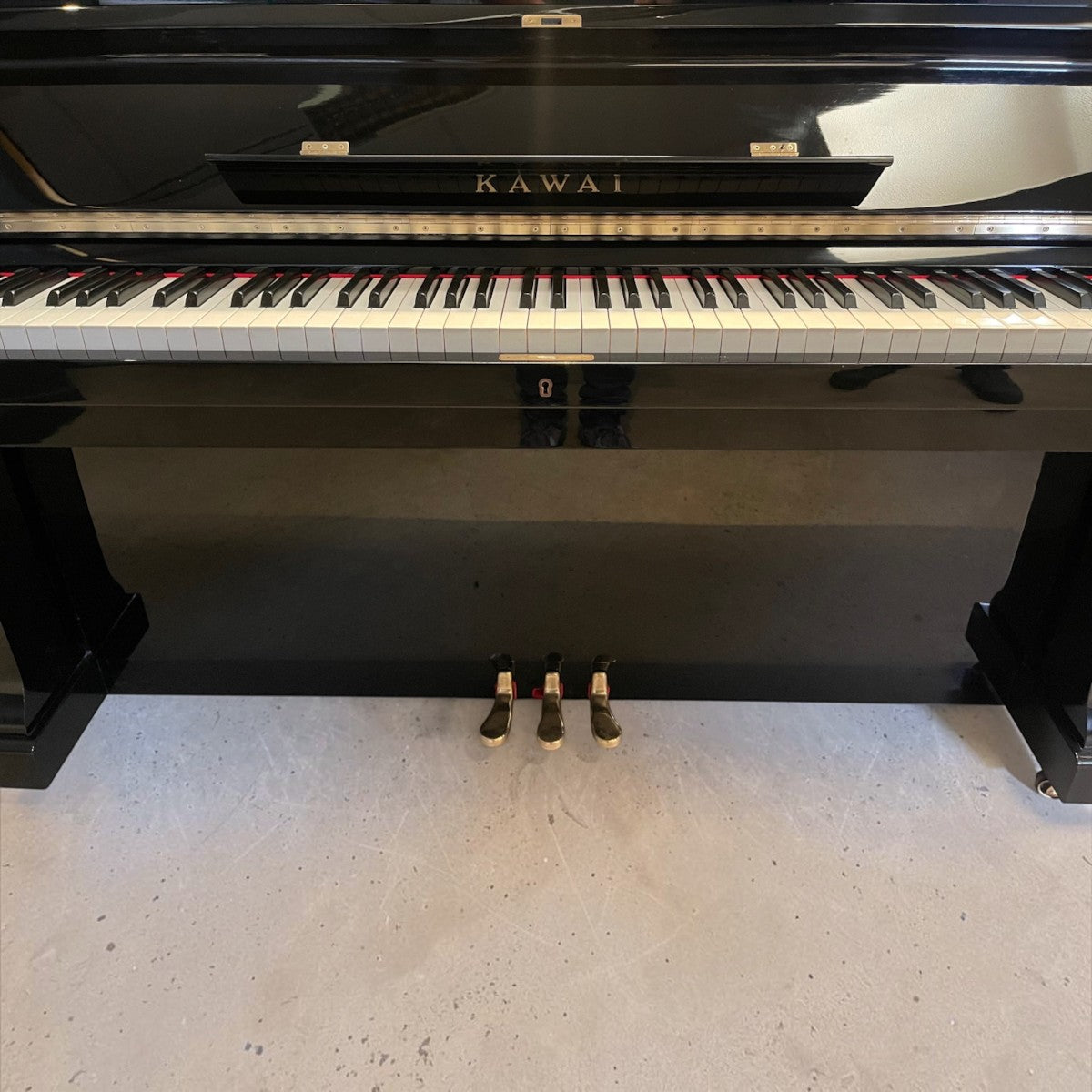 Đàn piano cơ upright Kawai BL61 màu đen bóng sang trọng tại TÂN NHẠC CỤ với 88 phím và 3 pedal