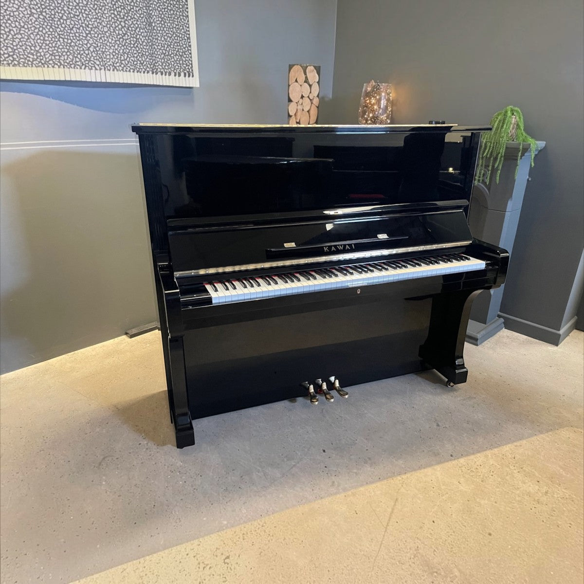 Đàn piano cơ upright Kawai BL61 màu đen bóng sang trọng tại cửa hàng TÂN NHẠC CỤ