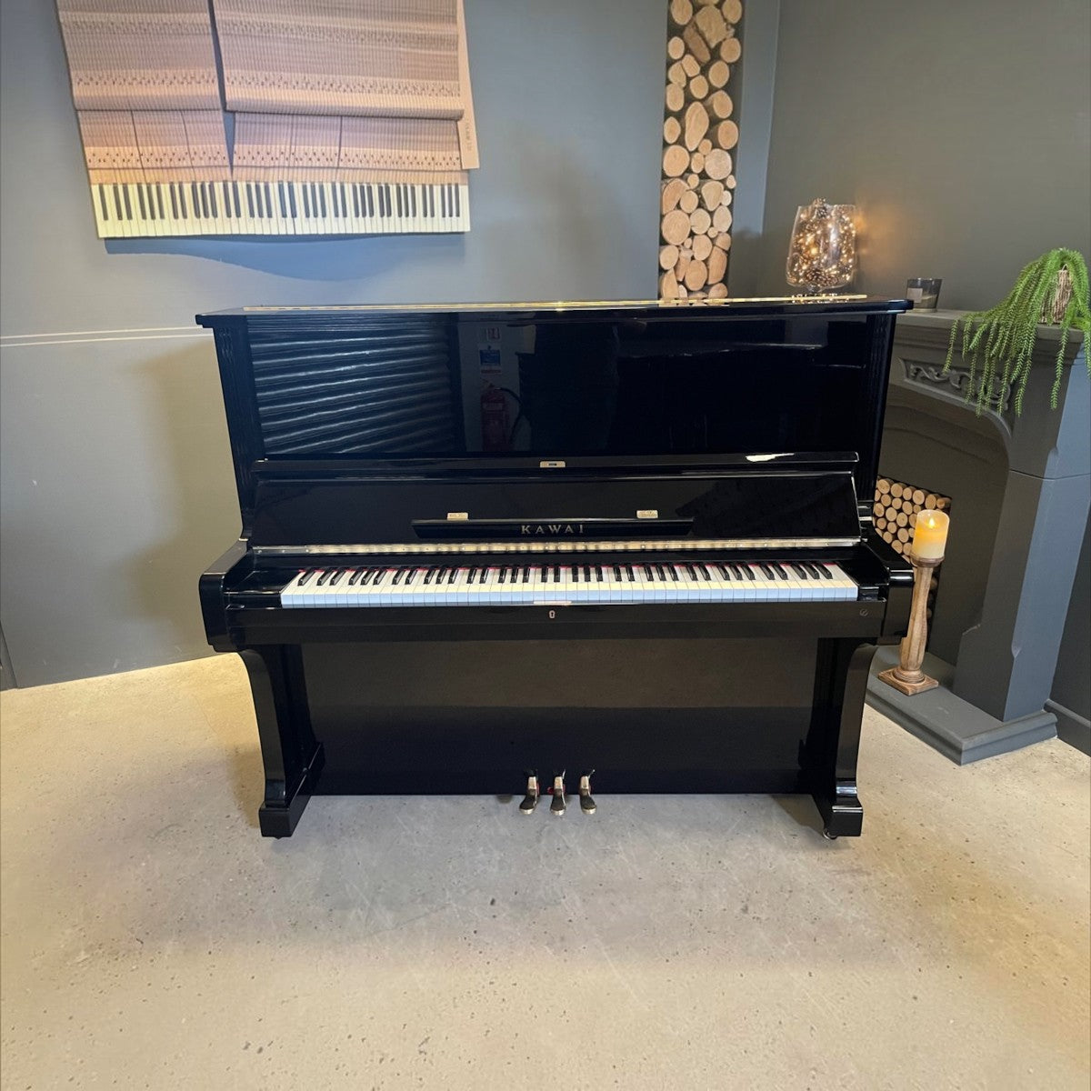Đàn piano cơ upright Kawai BL61 màu đen bóng sang trọng tại cửa hàng TÂN NHẠC CỤ
