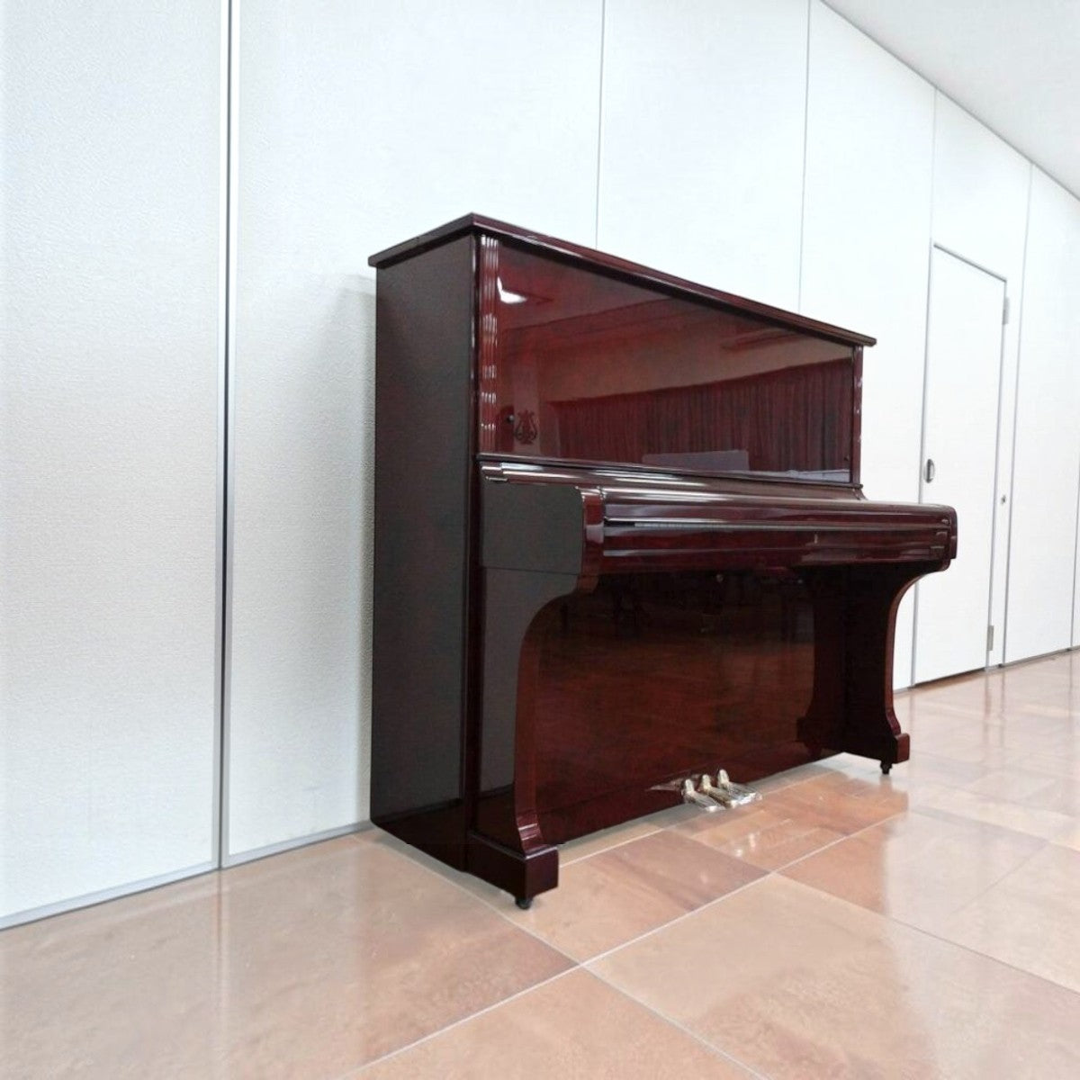 Đàn piano cơ upright TÂN NHẠC CỤ Kawai BL61 màu gỗ Mahogany bóng sang trọng, thiết kế cổ điển, góc nhìn nghiêng