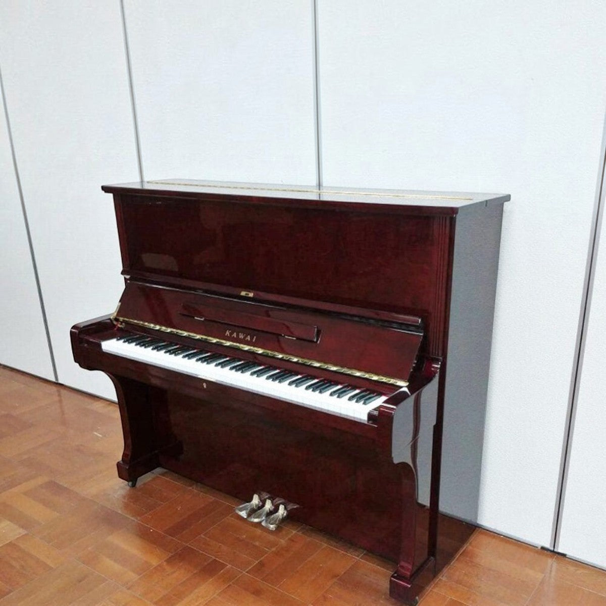 Đàn piano cơ upright TÂN NHẠC CỤ Kawai BL61 màu vân gỗ Mahogany sang trọng, thiết kế cổ điển với 88 phím đàn