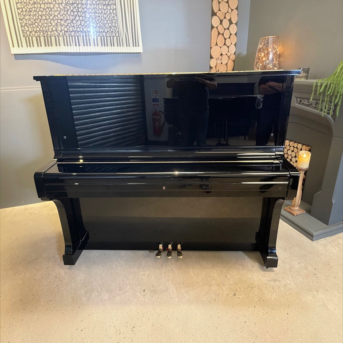 Đàn piano cơ upright TÂN NHẠC CỤ Kawai BL61 màu đen bóng sang trọng, thiết kế cổ điển với 3 pedal chắc chắn
