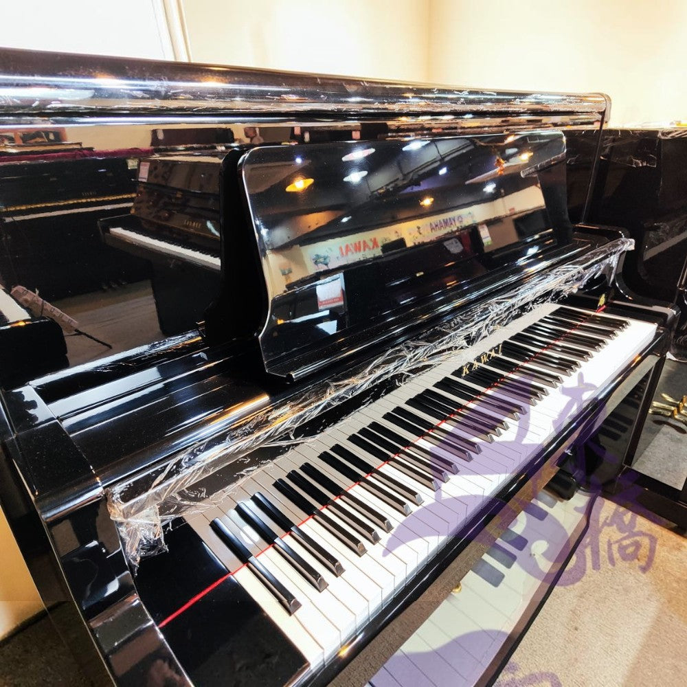 Đàn piano cơ Kawai BL71 màu đen bóng sang trọng tại TÂN NHẠC CỤ, thiết kế upright cao 132cm với phím đàn tinh tế.