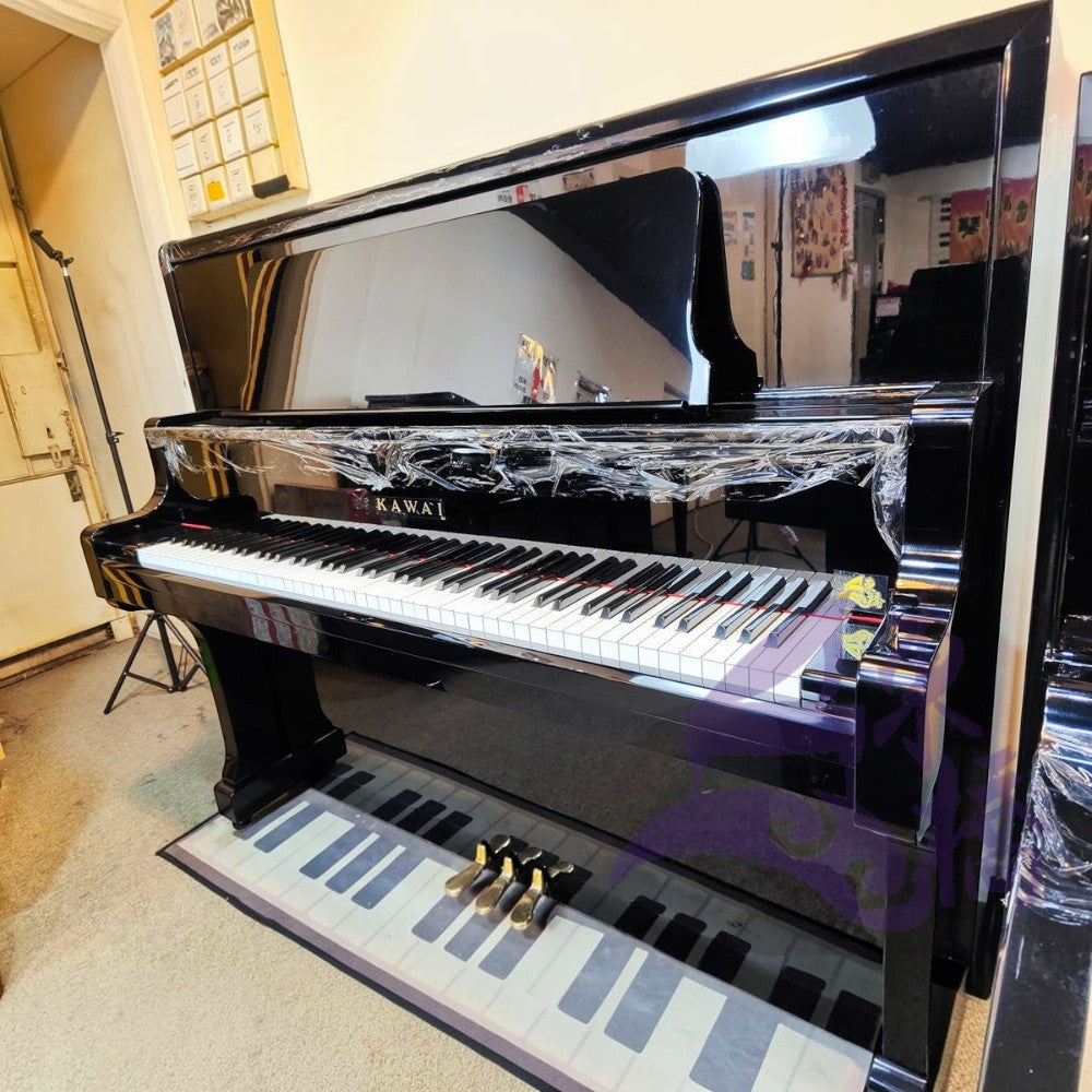 Đàn piano cơ Kawai BL71 màu đen bóng sang trọng tại TÂN NHẠC CỤ, thiết kế upright cao 132cm với phím đàn trắng sáng.