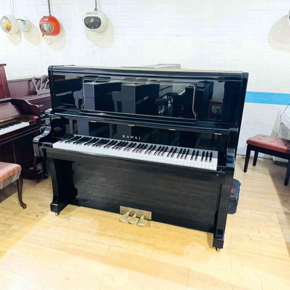 Đàn piano cơ upright Kawai BL82 màu đen bóng sang trọng tại Tân Nhạc Cụ