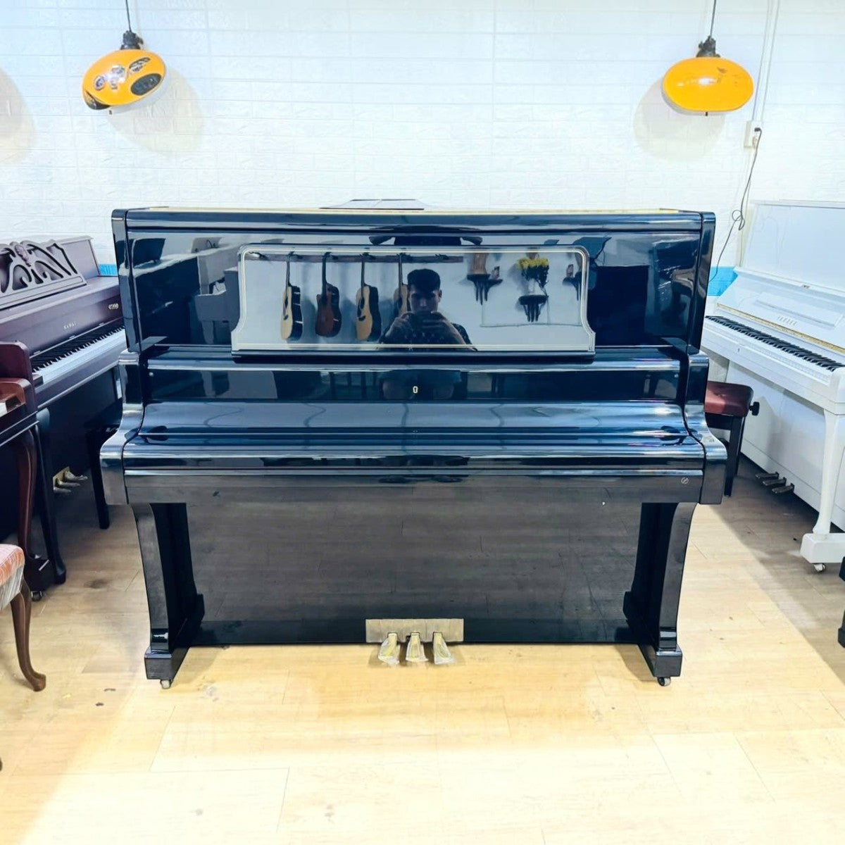 Đàn piano cơ upright Kawai BL82 màu đen bóng sang trọng tại Tân Nhạc Cụ, thiết kế thùng cao 132cm uy lực.